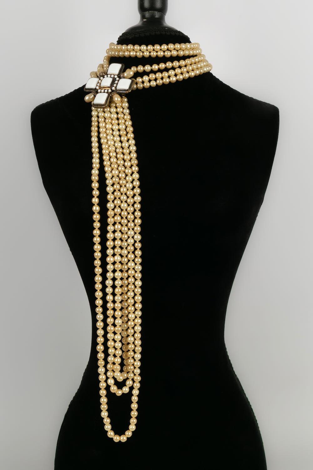 Chanel -(Made in France) Necklace of pearls and jewel in gold metal and white glass paste. Spring-Summer 2001 collection.

Additional information: 
Dimensions: Length : 33 cm
Condition: Very good condition
Seller Ref number: CB78