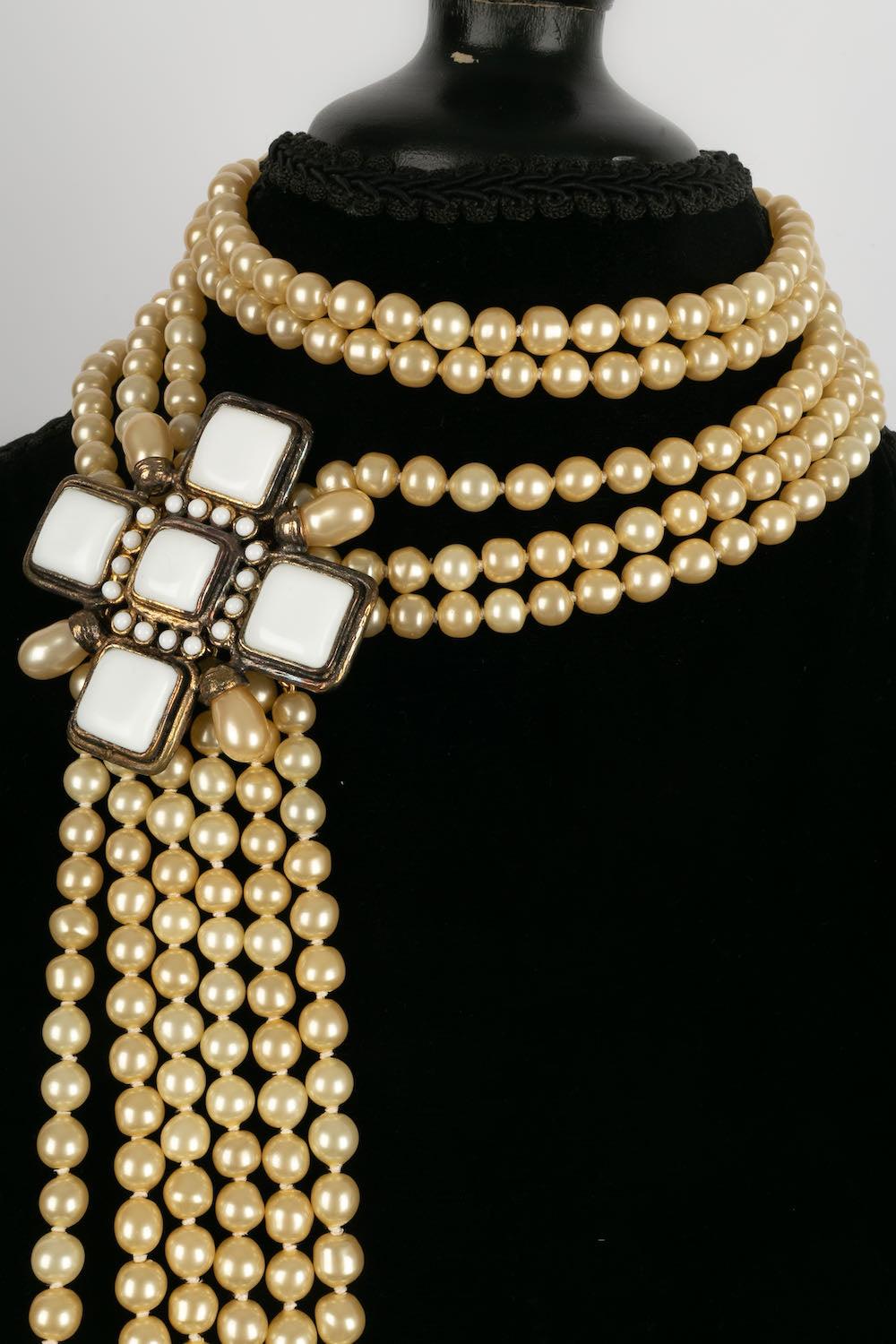 Chanel Pearls and Jewel Necklace in Gold Metal In Excellent Condition For Sale In SAINT-OUEN-SUR-SEINE, FR