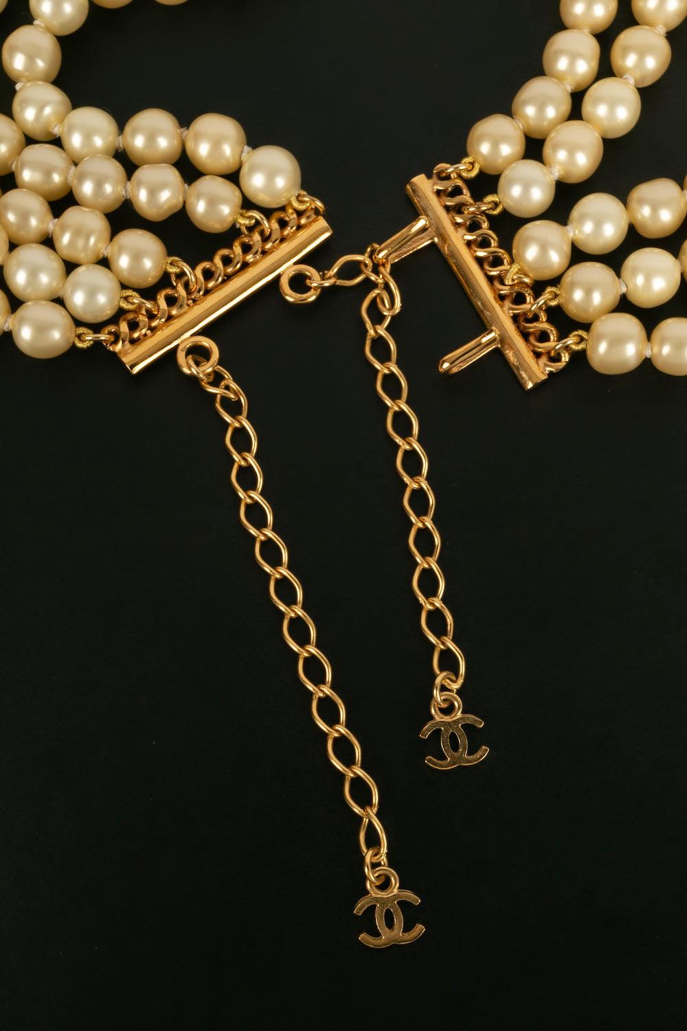 Chanel Halskette aus Gold und Metall mit Perlen und Juwelen im Angebot 3