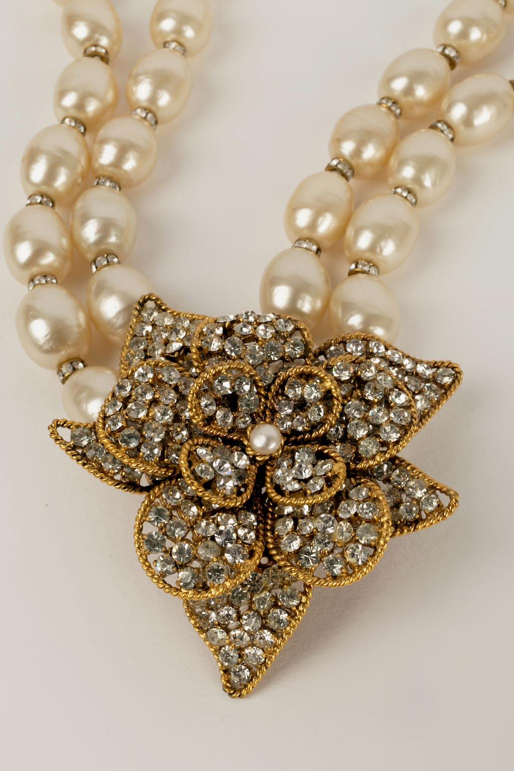 Chanel Pearls and Rhinestones Camellia Necklace In Excellent Condition In SAINT-OUEN-SUR-SEINE, FR