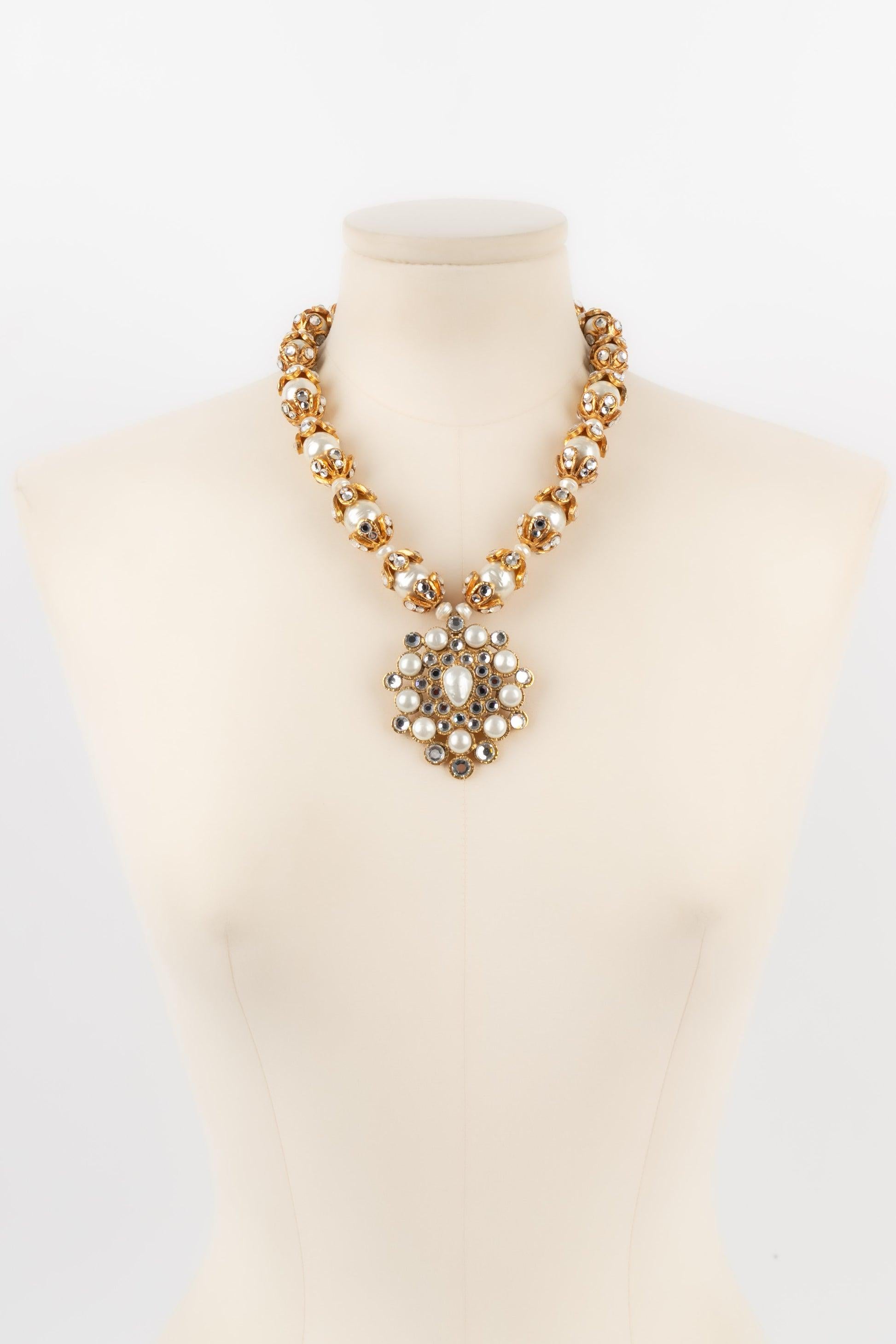 Chanel - (Made in France) Necklace in golden metal with costume pearls and rhinestones. Fall-Winter 1996 Collection.

Additional information:
Condition: Very good condition
Dimensions: Length: from 48 cm to 53 cm

Seller Reference: CB214
