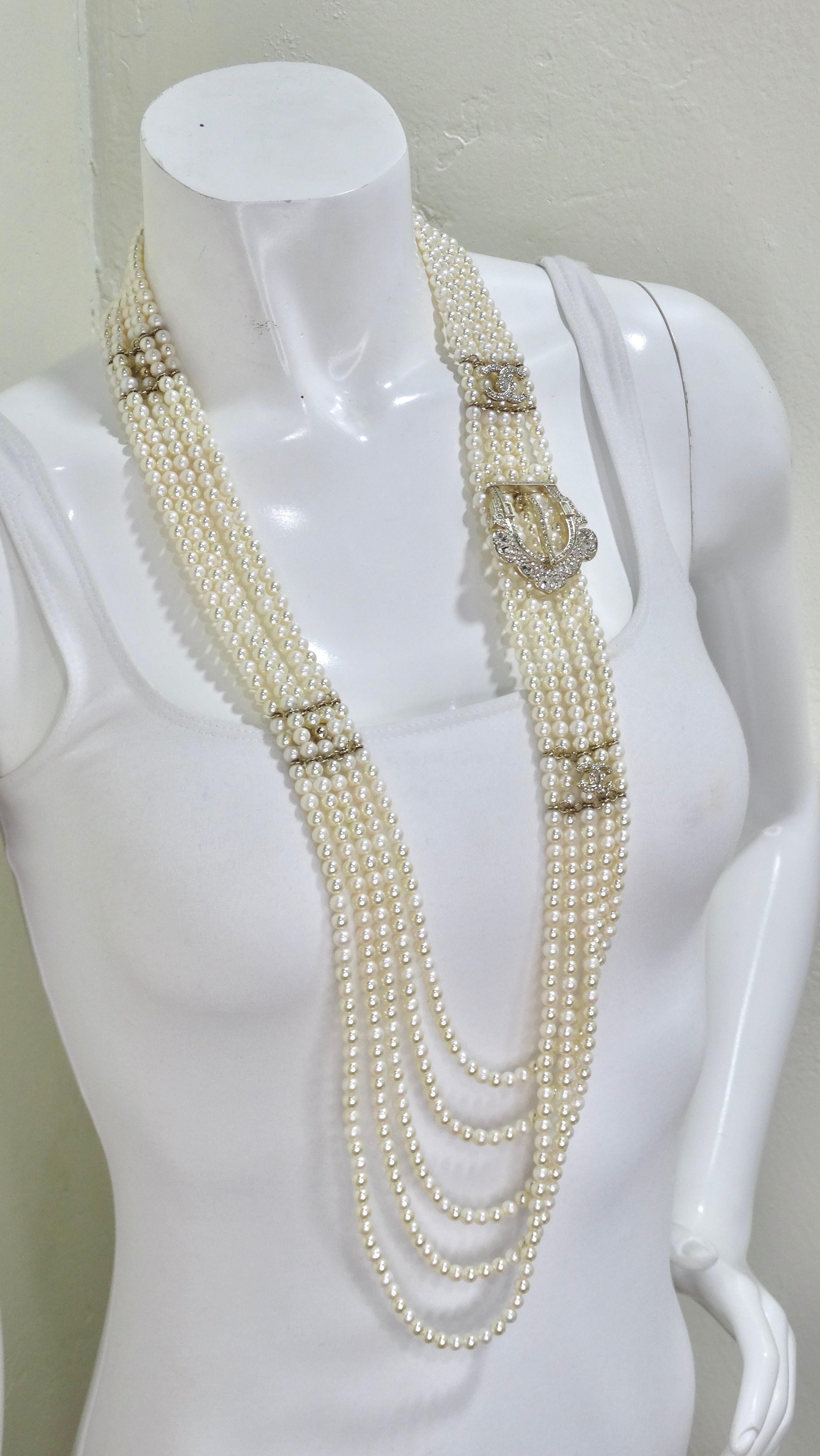 Chanel Mehrstrangige Halskette mit Perlen und Kristallschnalle im Angebot 1