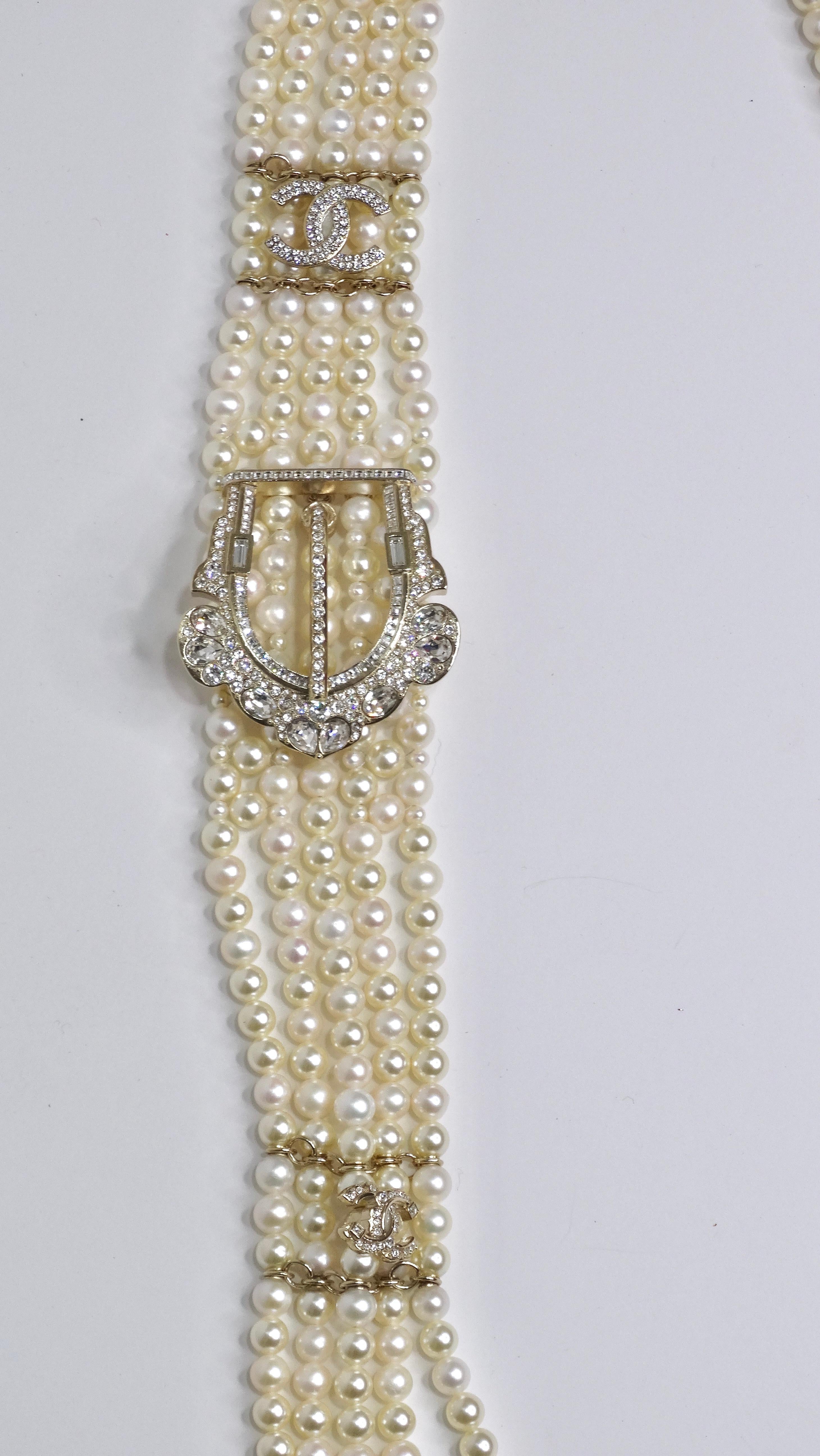 Chanel Mehrstrangige Halskette mit Perlen und Kristallschnalle im Angebot 3