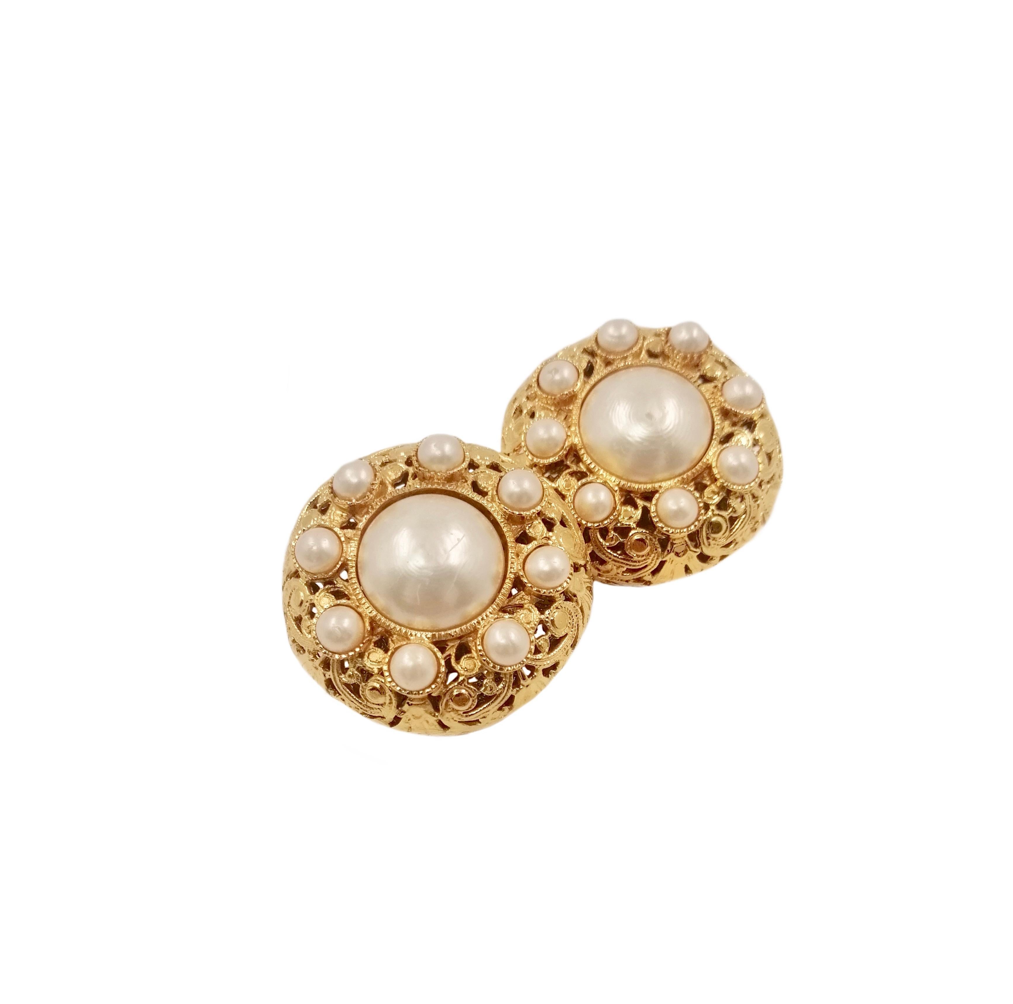 Chanel
Große Ohrringe mit Klammern.
Goldenes filigranes Metall und Perlen.
Abgerundete Form mit Clip auf der Rückseite.
Marke 