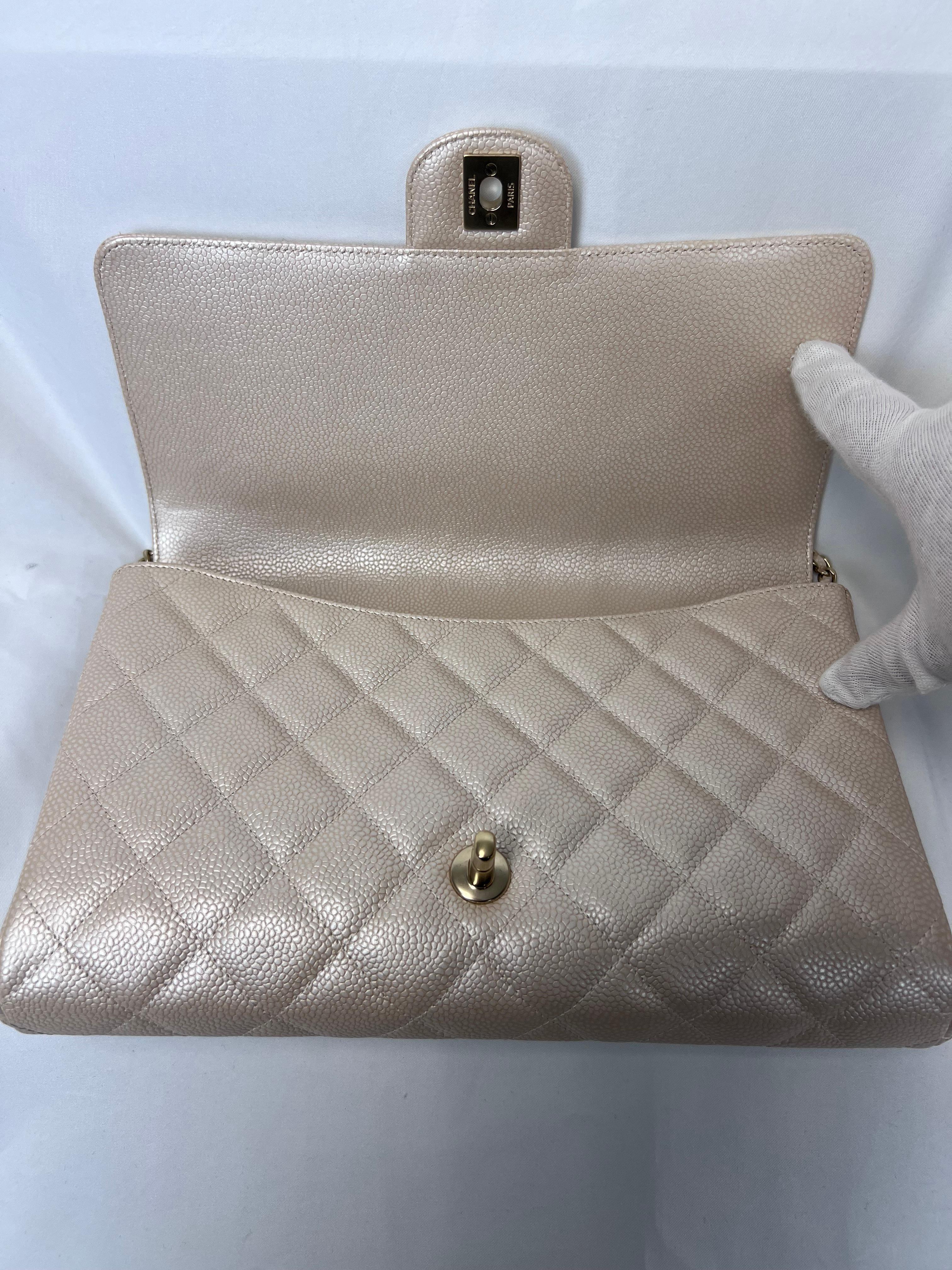Beige Chanel - Pochette classique à rabat en caviar nacré beige clair en vente