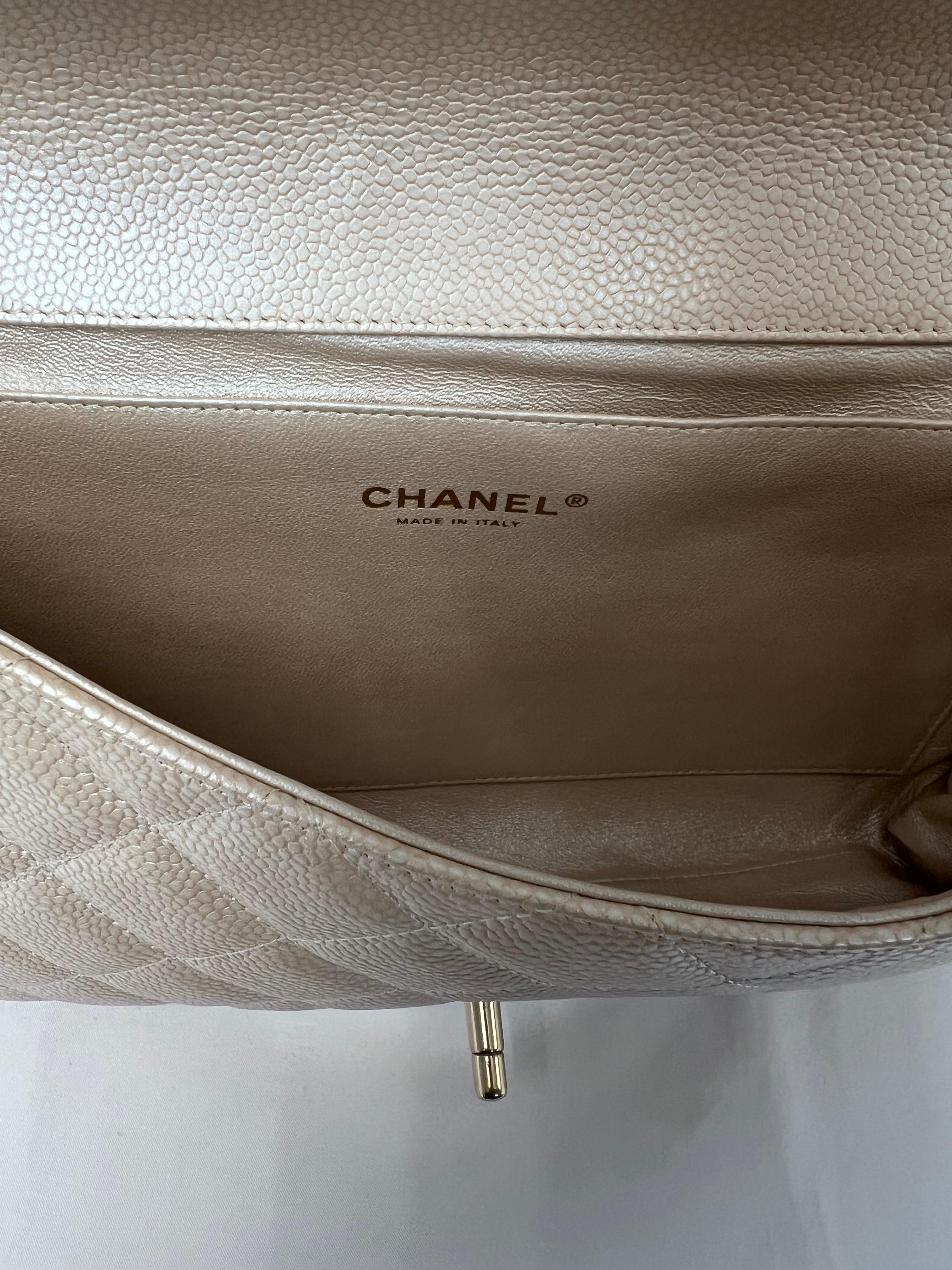Chanel - Pochette classique à rabat en caviar nacré beige clair Excellent état - En vente à West Hartford, CT