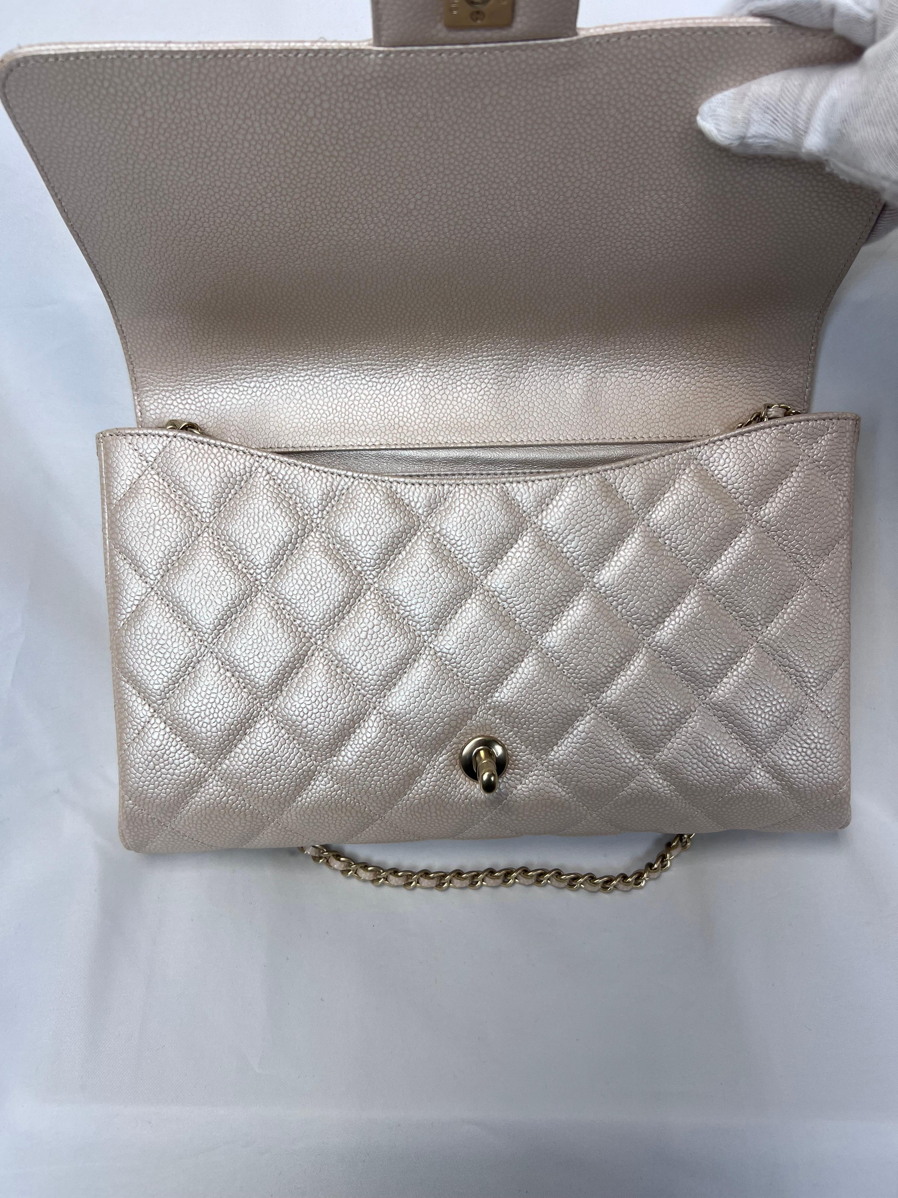 Chanel - Pochette classique à rabat en caviar nacré beige clair Pour femmes en vente