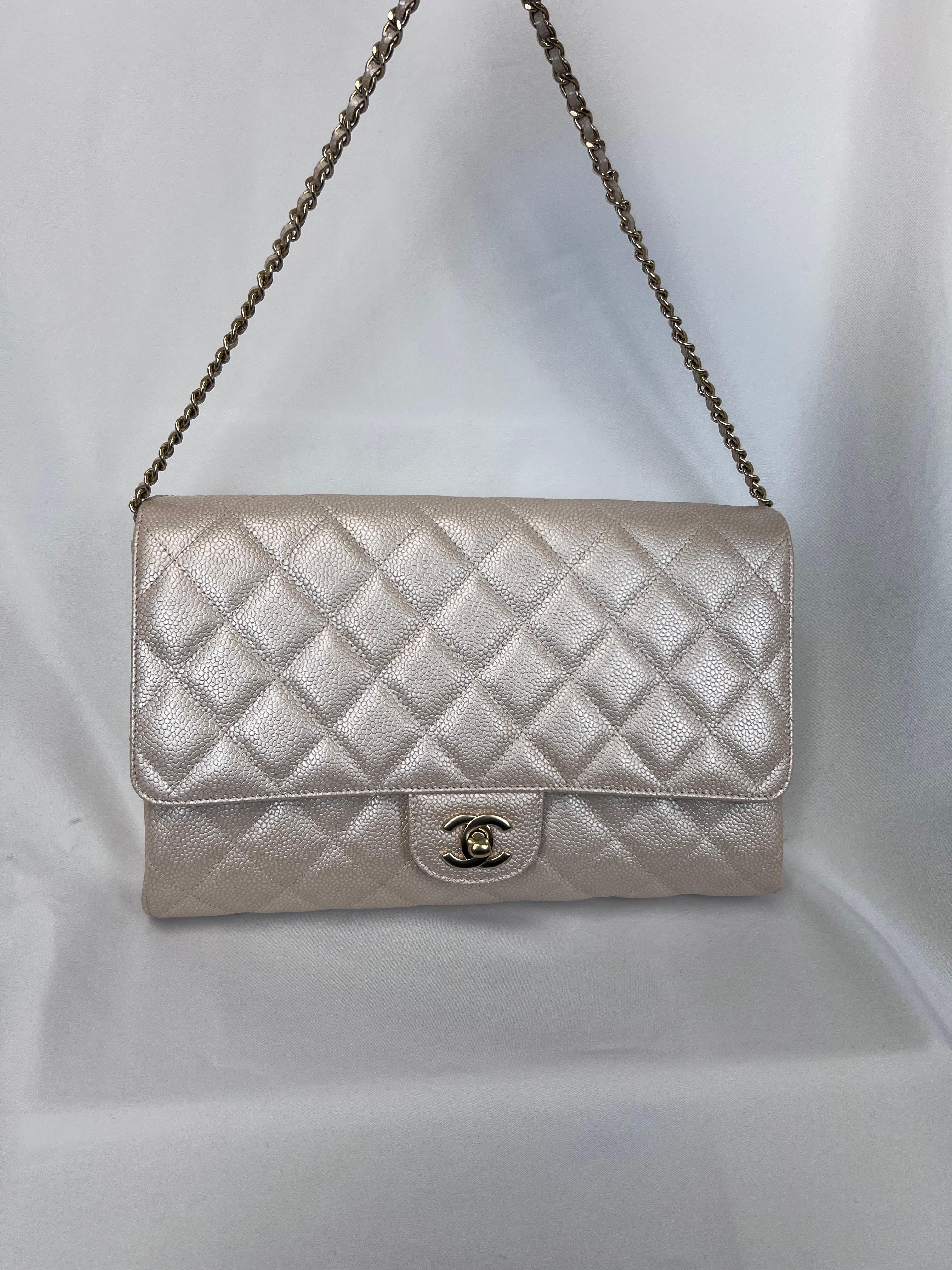 Chanel - Pochette classique à rabat en caviar nacré beige clair en vente 1