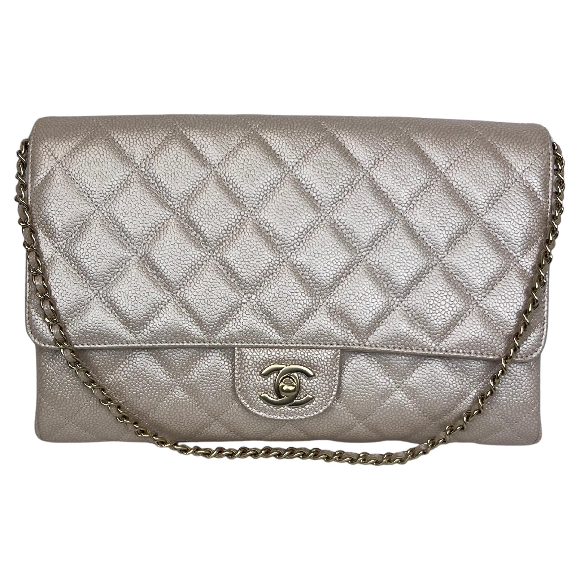 Chanel - Pochette classique à rabat en caviar nacré beige clair en vente