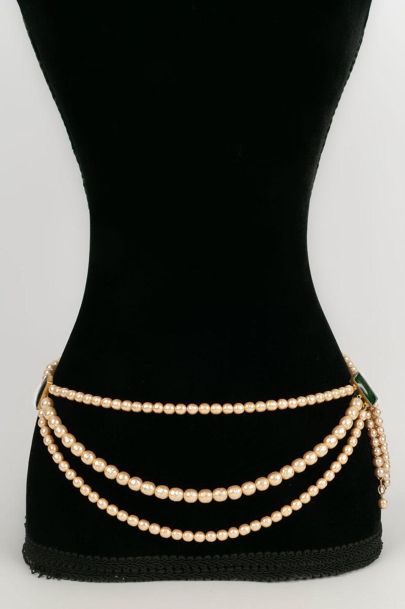 Chanel - Pearly pearls and green glass paste belt.

Additional information: 
Dimensions: Length: from 76 cm to 86 cm
Condition: Very good condition
Seller Ref number: CCB24