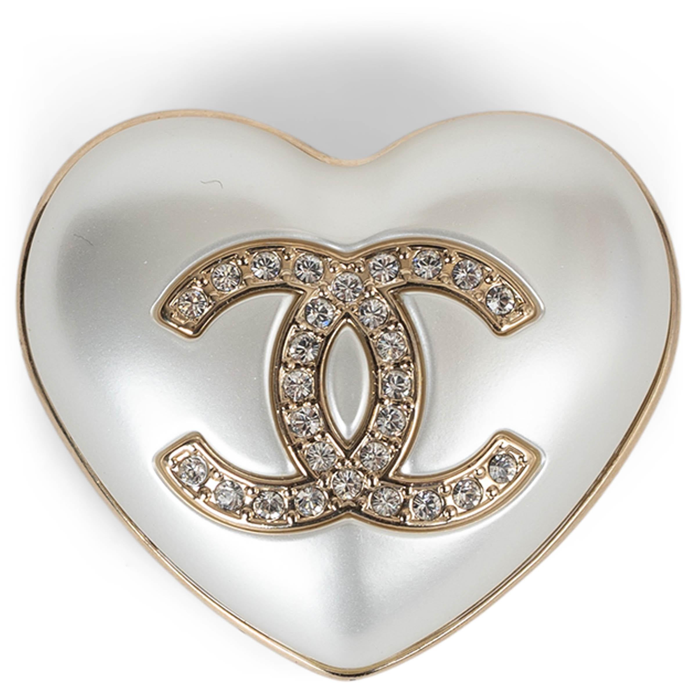 CHANEL pearly white 21B STRASS CC PEARL HEART Brooch