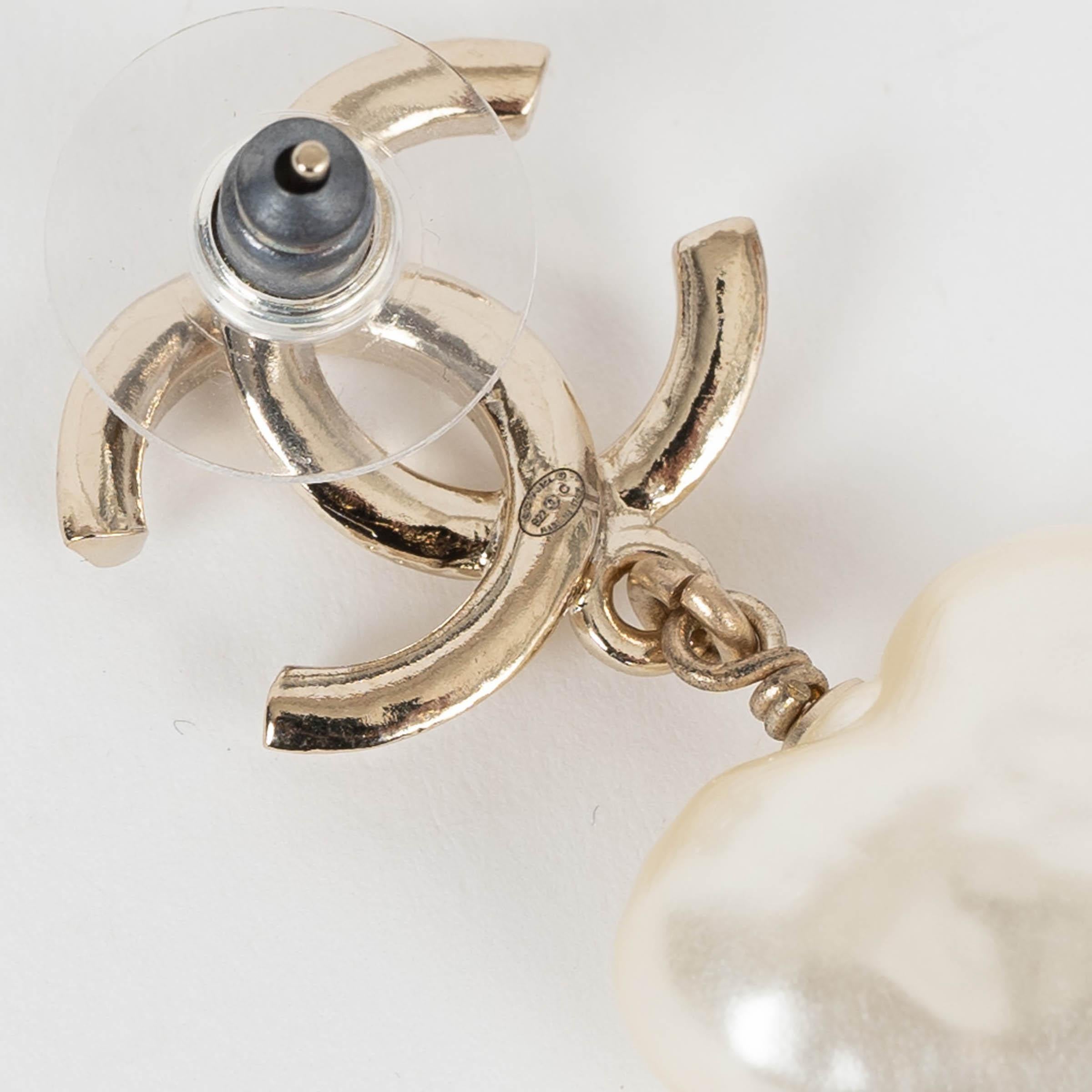 CHANEL pearly white 22C DUBAI CC HEART Dangle Earrings For Sale 1