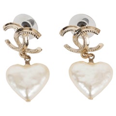 CHANEL - Boucles d'oreilles pendantes DUBAI CC HEART - blanc nacré 22C