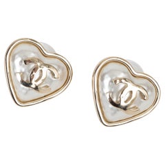 Clous d'oreilles 22C DUBAI CC HEART CHANEL blanc poire