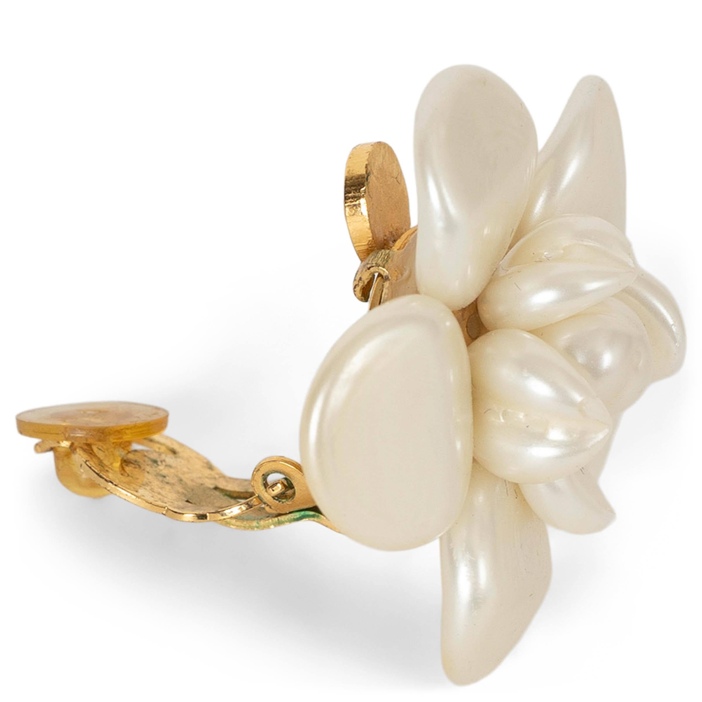 CHANEL pearly white 97A CAMELLIA IMITATION PEARL Clip Earrings Pour femmes en vente