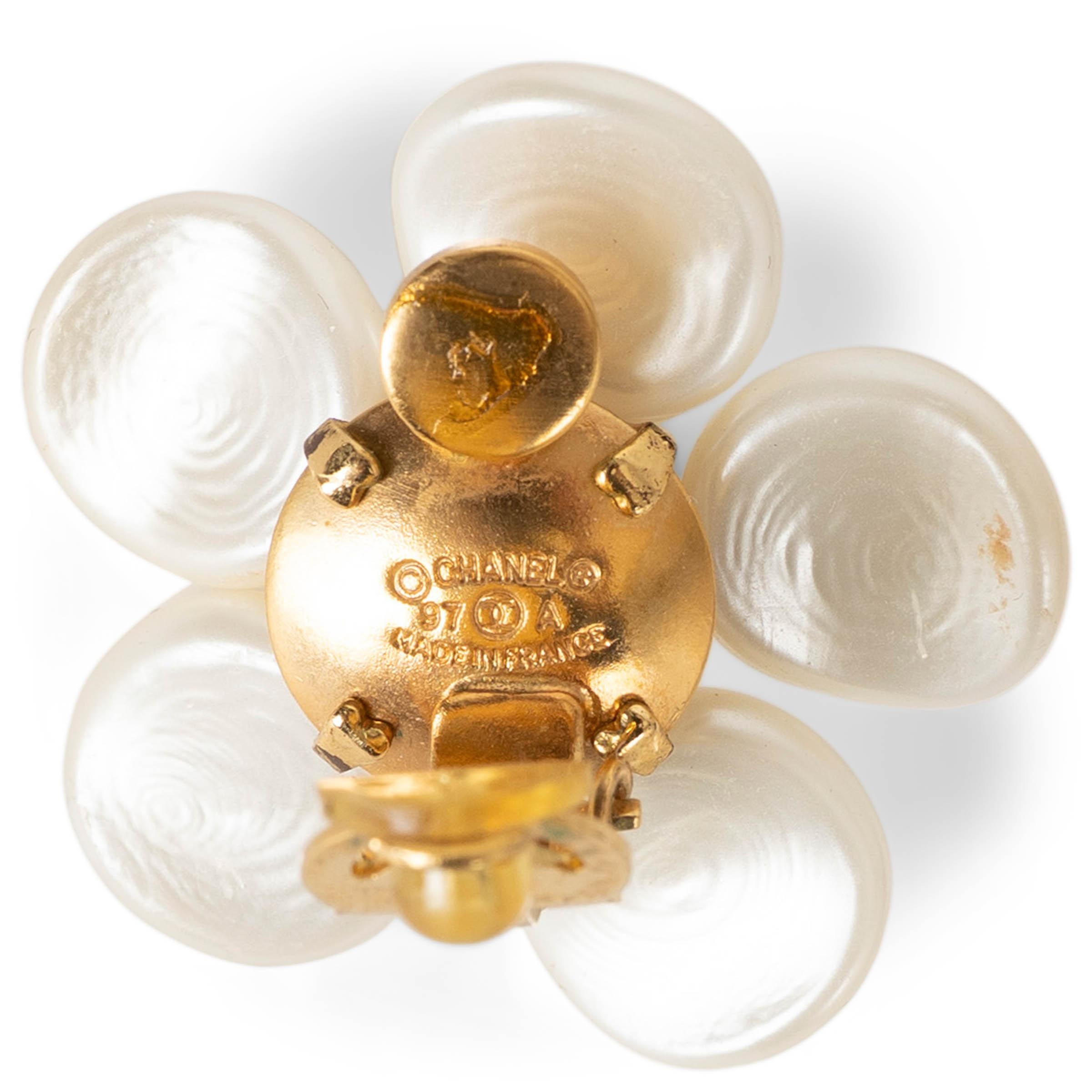 CHANEL pearly white 97A CAMELLIA IMITATION PEARL Clip Earrings en vente 1