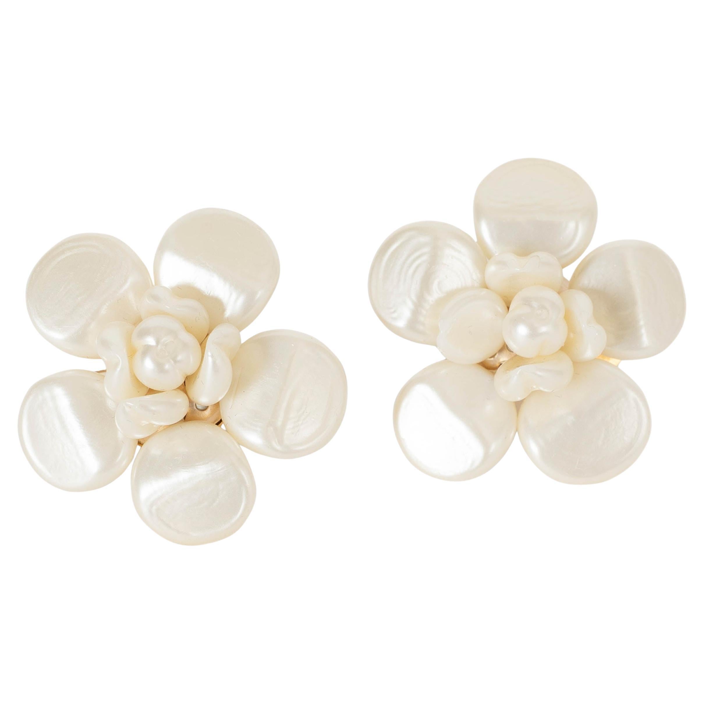 CHANEL pearly white 97A CAMELLIA IMITATION PEARL Clip Earrings