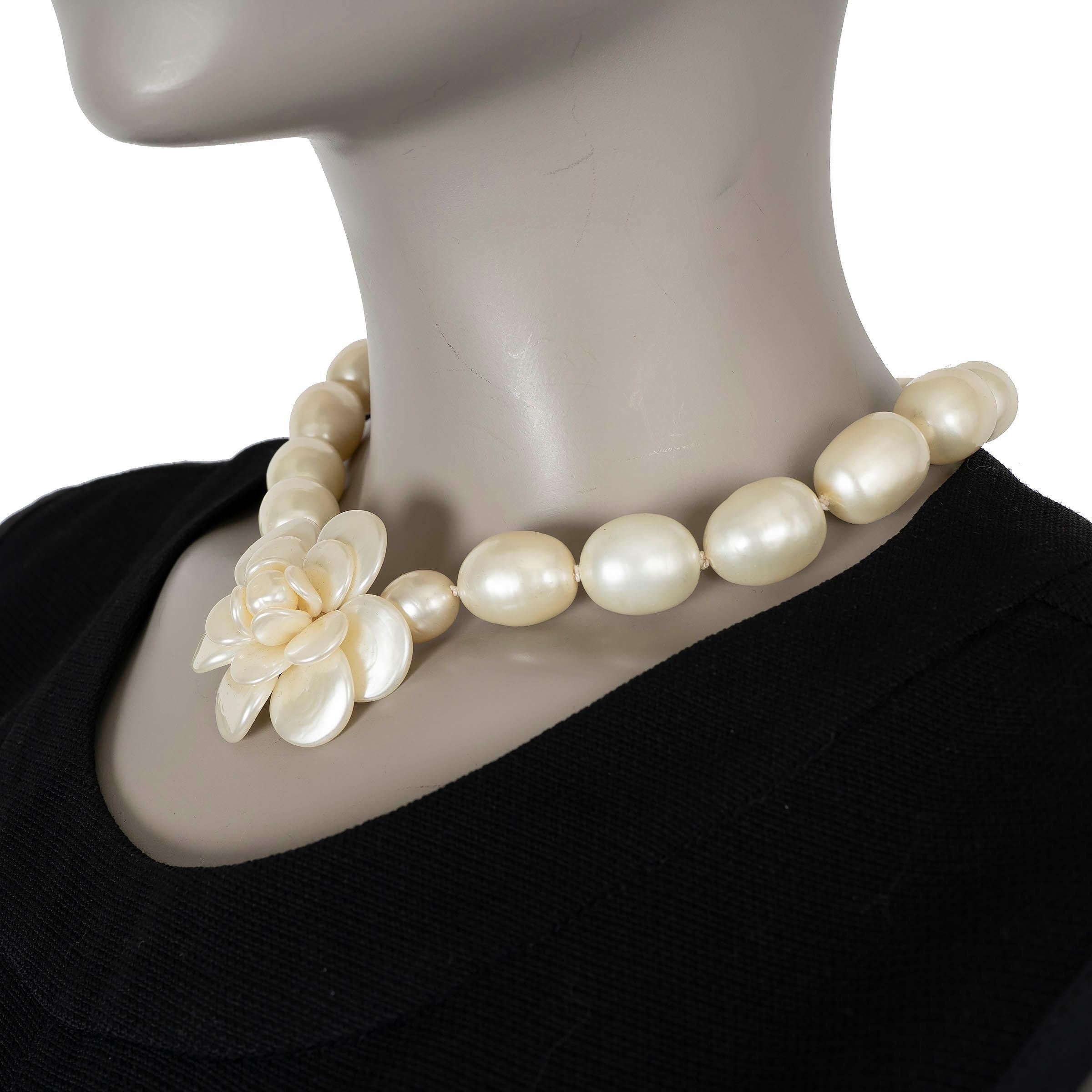 Donna CHANEL pearly white 98P CAMELLIA IMITATION PEARL Choker Necklace in vendita