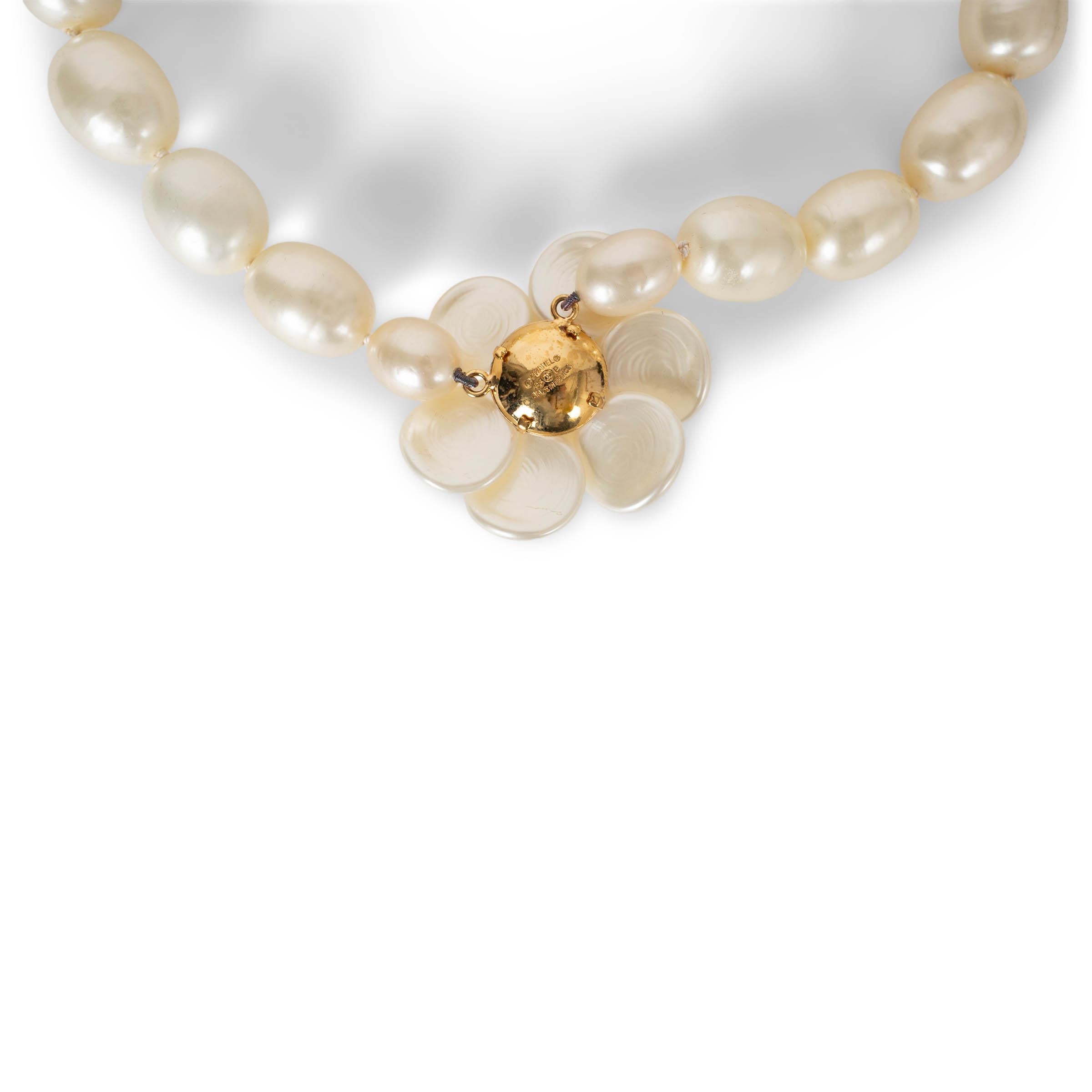 CHANEL pearly white 98P CAMELLIA IMITATION PEARL Choker Necklace in vendita 1