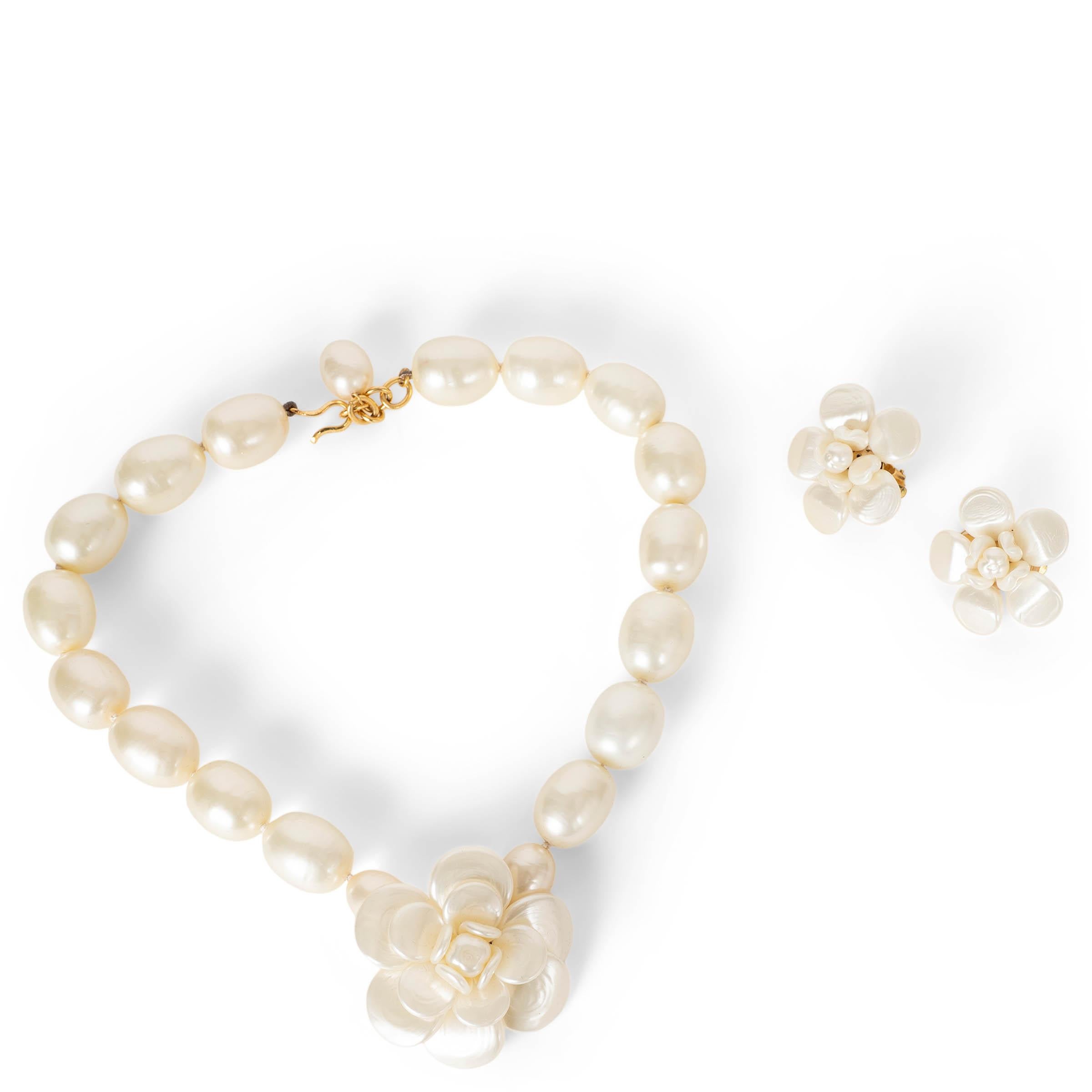 CHANEL pearly white 98P CAMELLIA IMITATION PEARL Choker Necklace in vendita 2