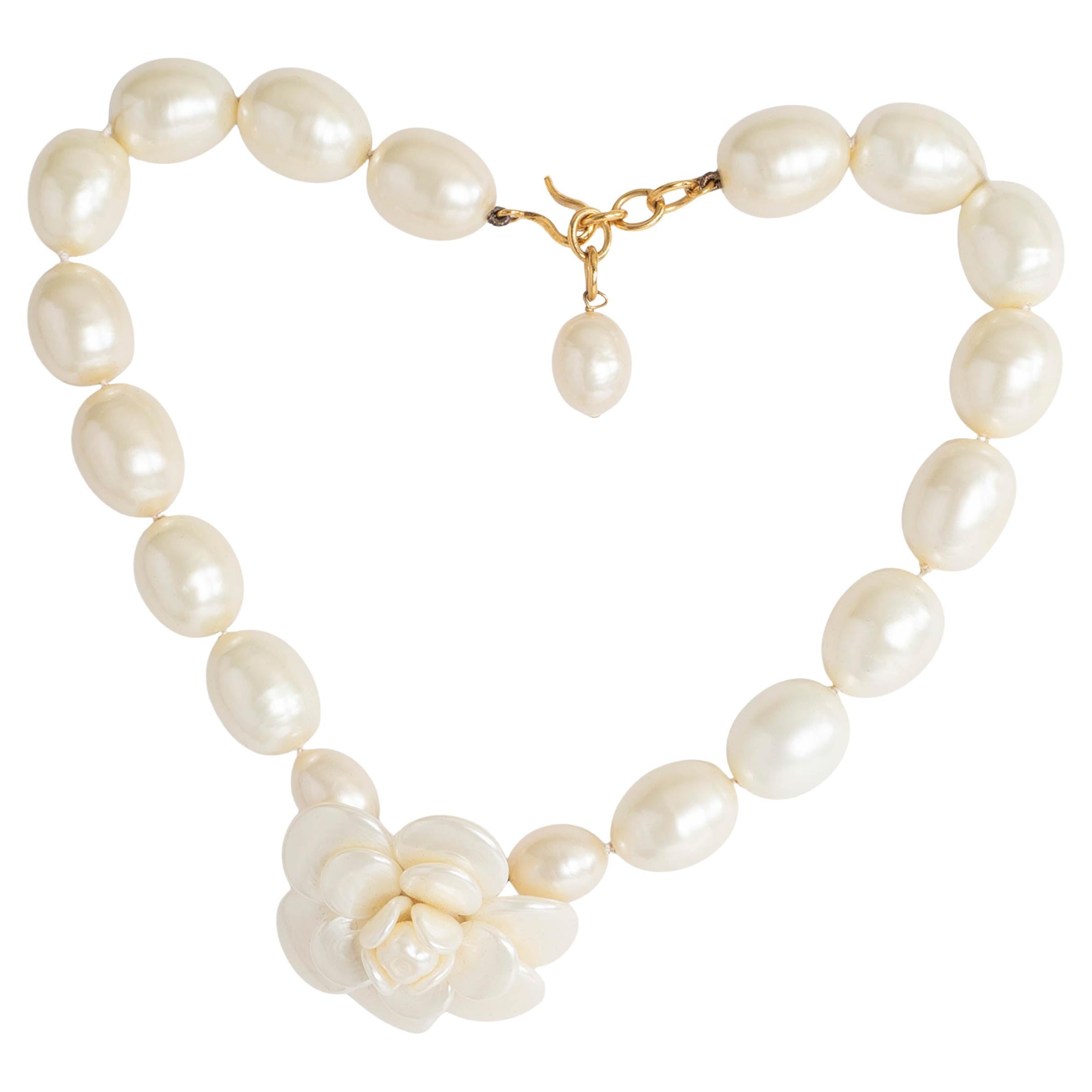 CHANEL pearly white 98P CAMELLIA IMITATION PEARL Choker Necklace