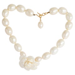 CHANEL pearly white 98P CAMELLIA IMITATION PEARL Choker Necklace