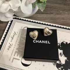 Orecchini Chanel CC con cuore bianco perlato e oro