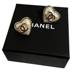 Orecchini Chanel CC con cuore bianco perlato e oro