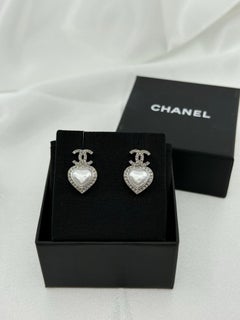 Orecchini Chanel con perla bianca e cuore di cristallo CC