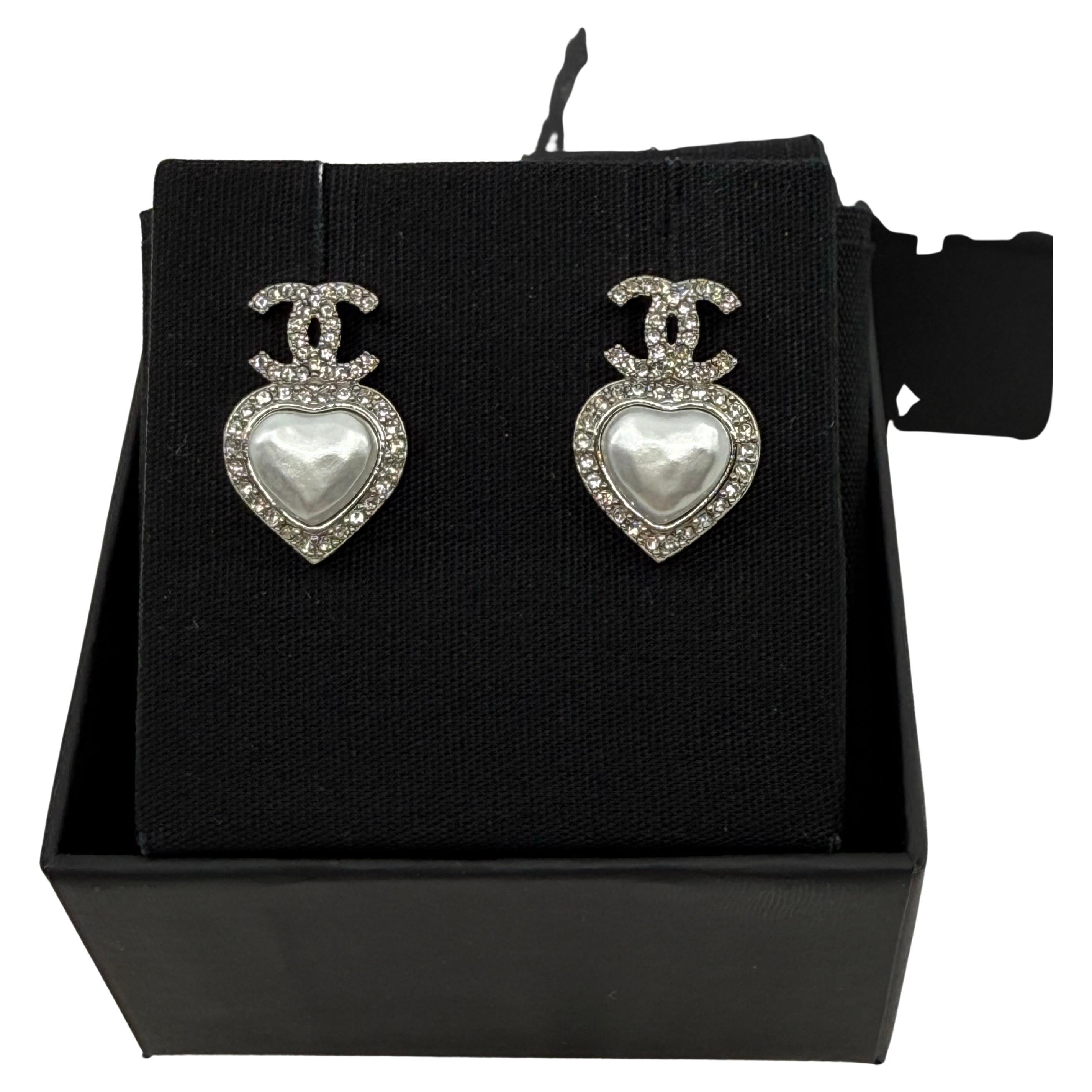 CHANEL Pearly White Pearl Heart Crystal CC Earrings en venta