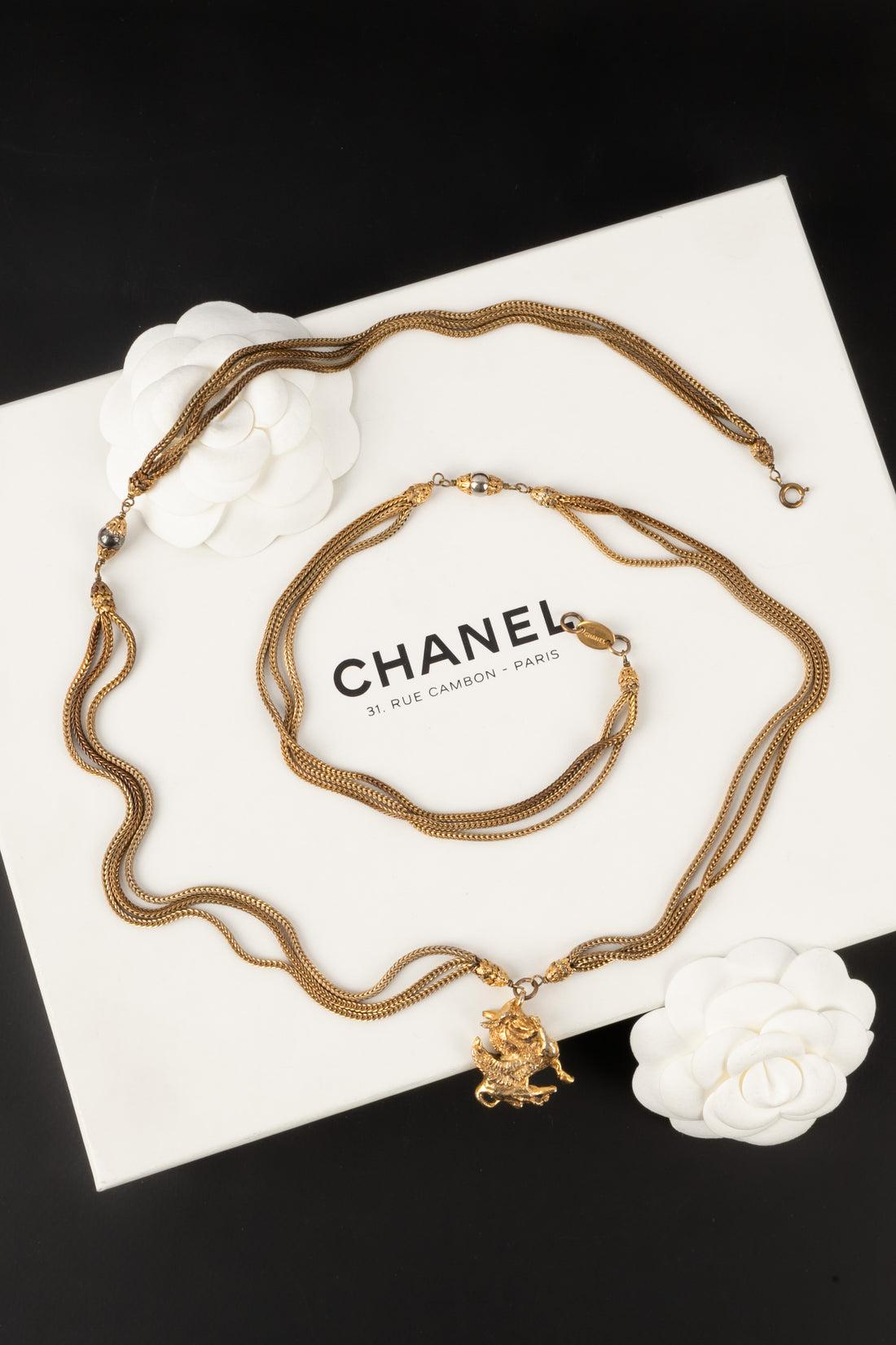 Chanel - (Made in France) Haute-Couture-Halskette aus goldenem Metall mit einem Anhänger, der einen Pegasus darstellt. Schmuck aus der Zeit von Coco Chanel.

Zusätzliche Informationen:
Zustand: Sehr guter Zustand
Abmessungen: Länge: 96 cm

Sellers