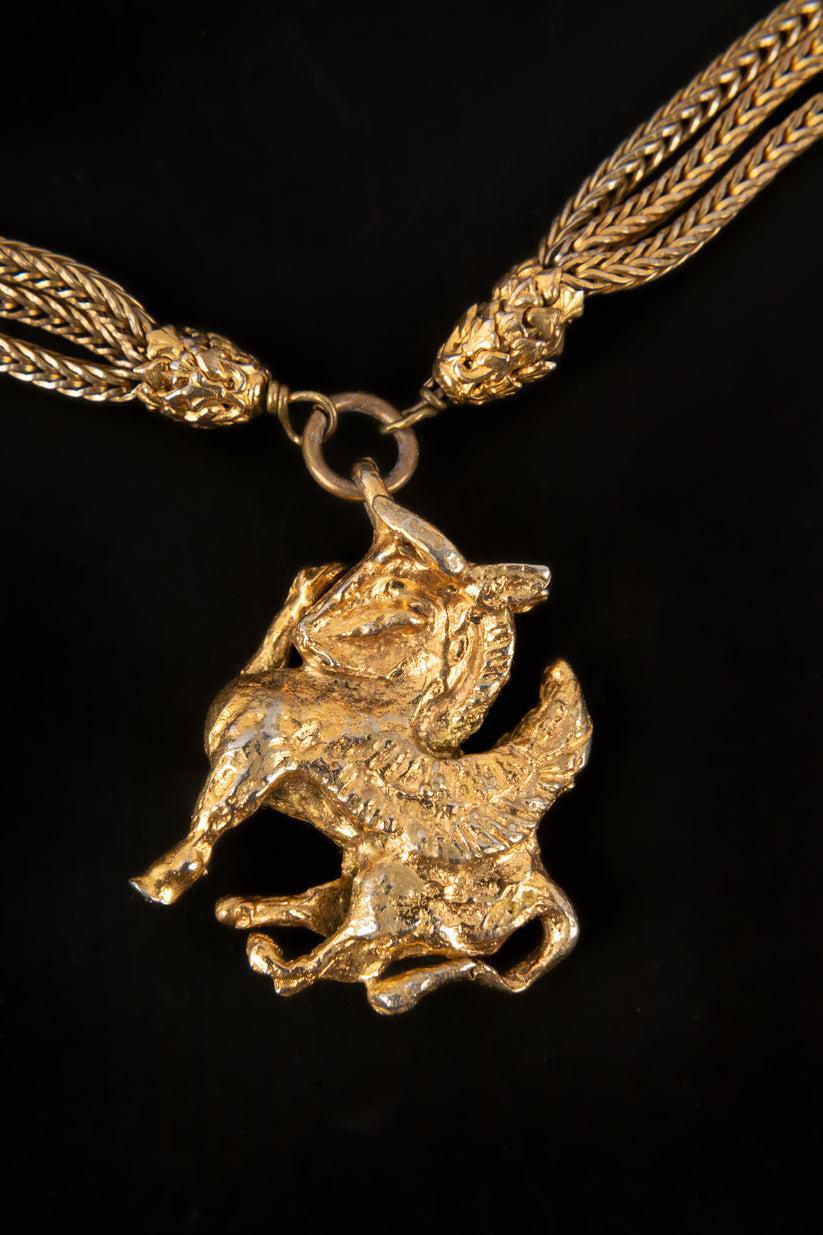 Chanel Collier haute couture Pegasus en métal doré en vente 2