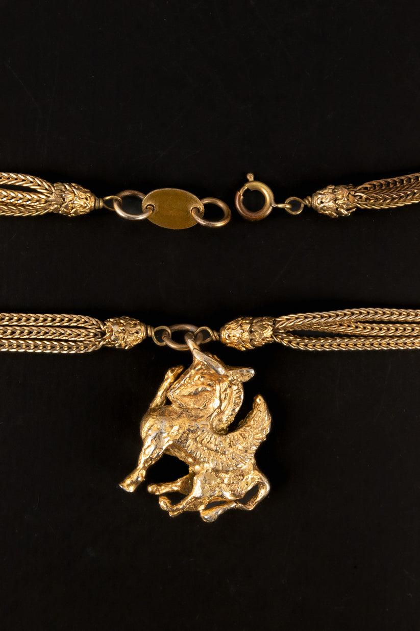 Chanel Collier haute couture Pegasus en métal doré en vente 3