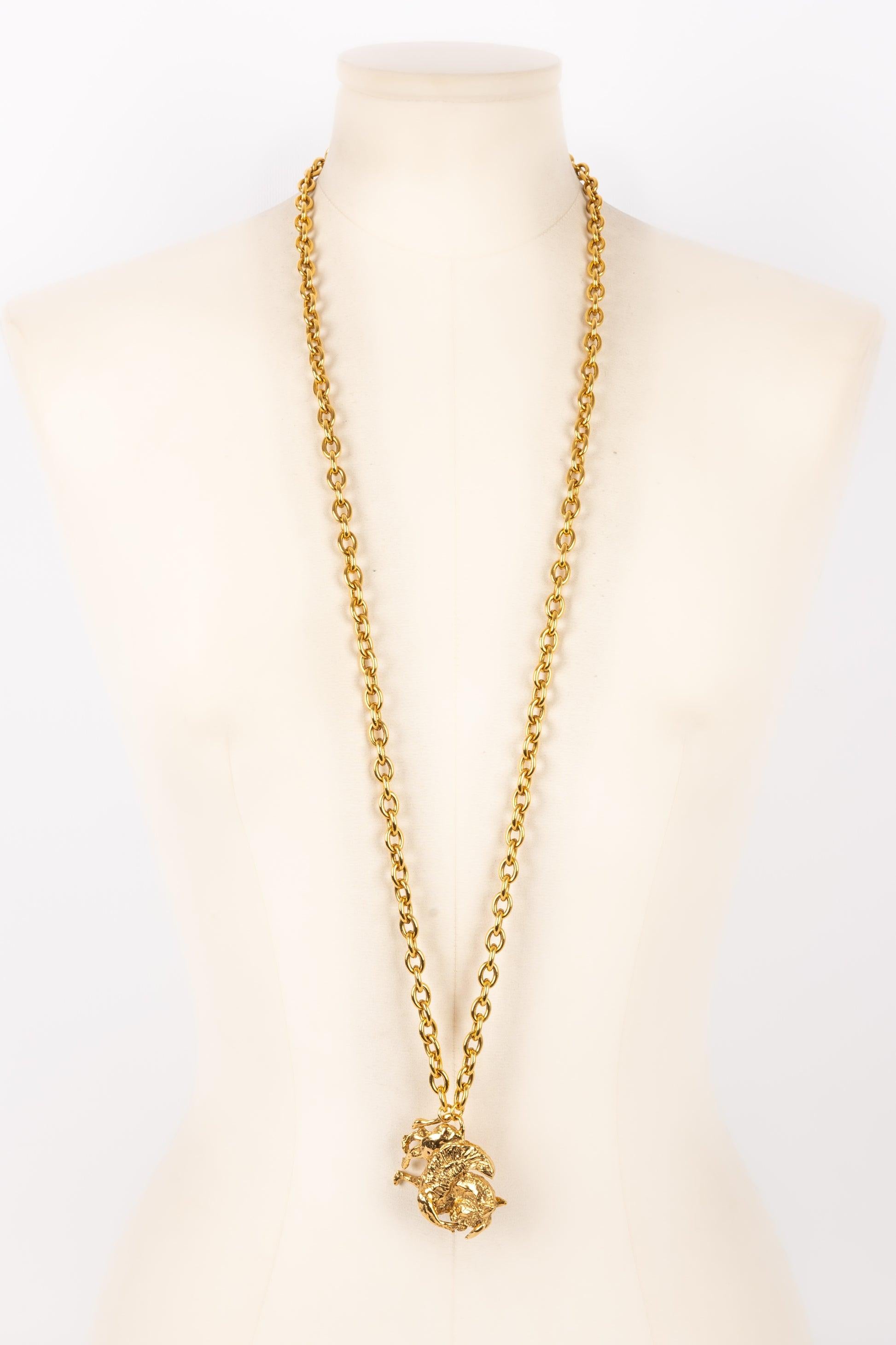 Chanel - (Made in France) Golden metal necklace with a pendant representing a Pegasus. Haute Couture jewelry from the Coco Chanel era.

Additional information:
Condition: Very good condition
Dimensions: Length: 102 cm

Seller Reference: CB73
