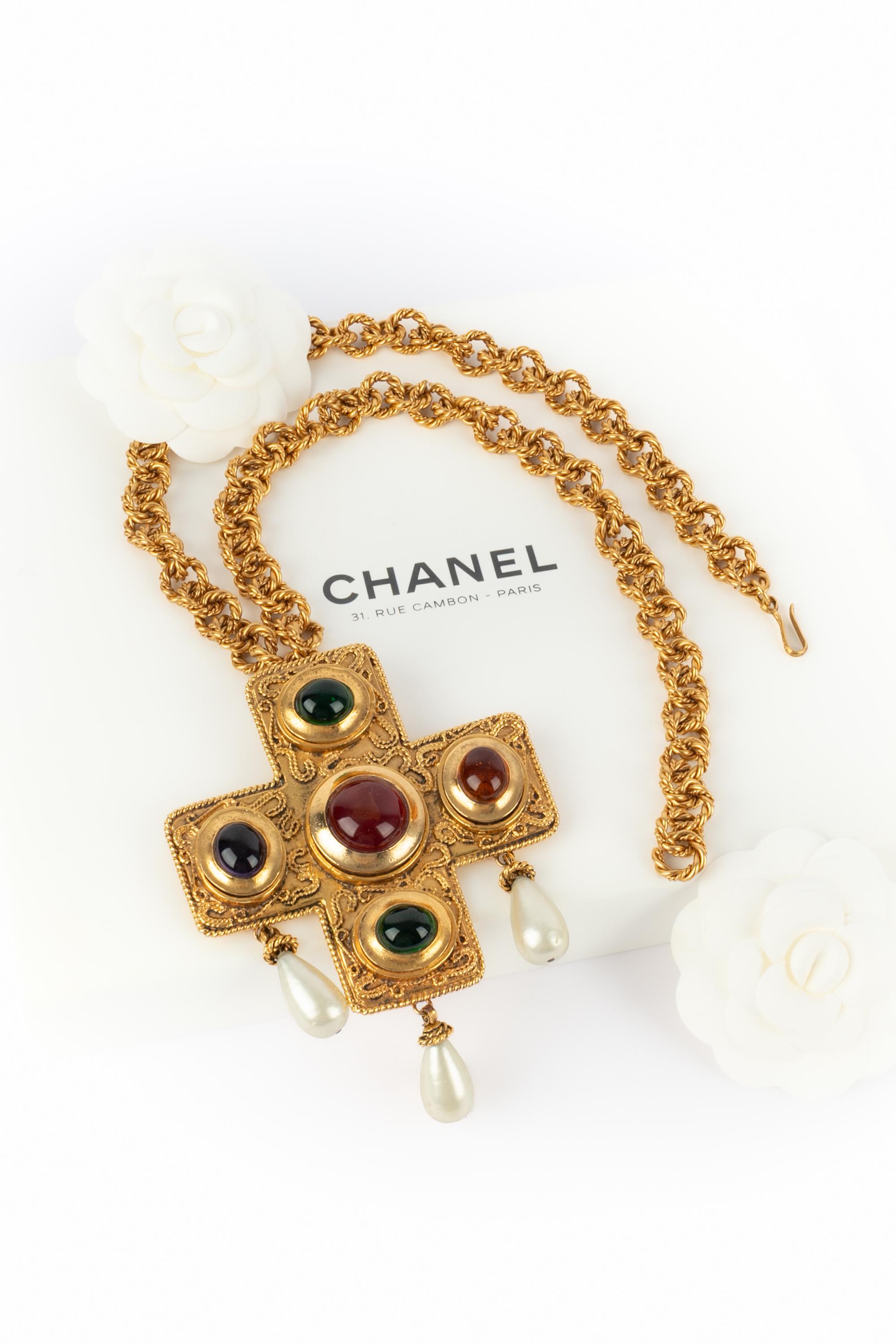 Chanel (Made in France) Pendant necklace in gold-plated metal, glass paste, and mother-of-pearl drops. Fall-Winter 1990/1991 collection under the artistic direction of Karl Lagerfeld.

Condition:
Very good condition

Dimensions:
Height: 13