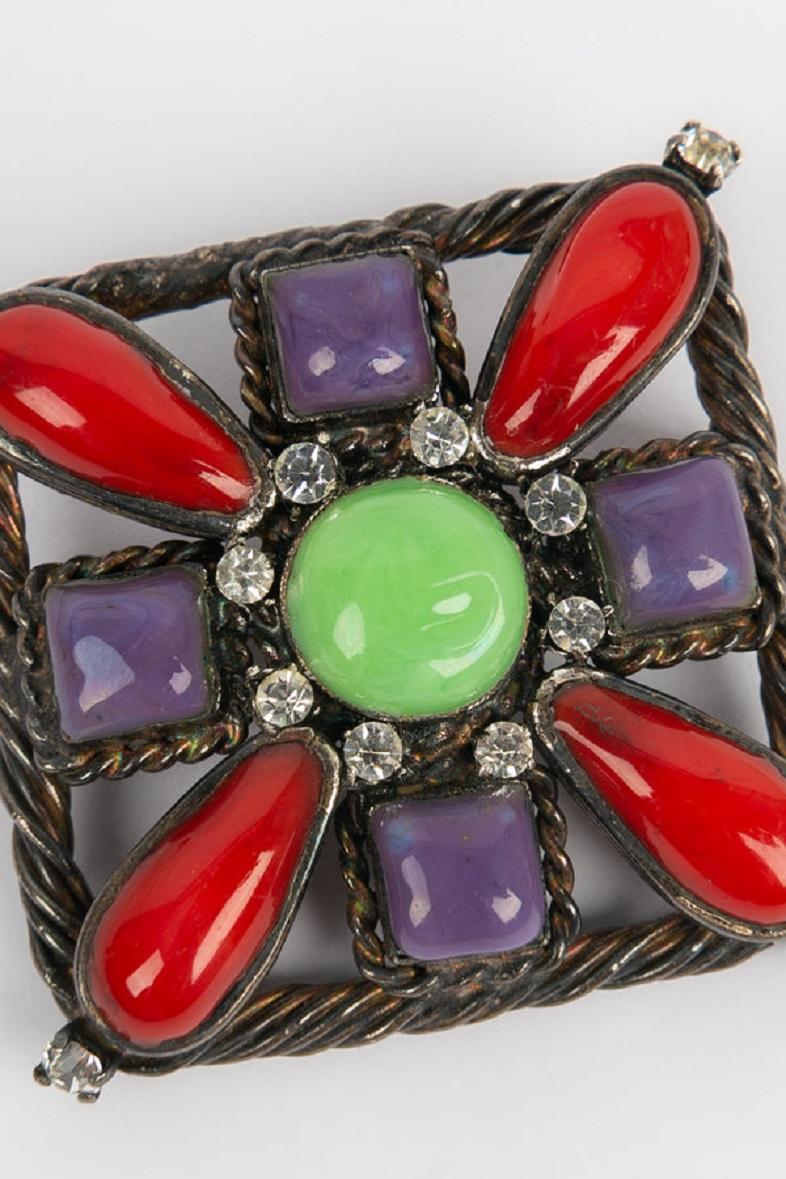 Chanel - (Made in France) Pendant brooch in dark silver metal and multicolored glass paste. Collection Spring/Summer 1996.

Additional information:
Dimensions: 4.5 W x 4.5 H cm
Condition: Very good condition
Seller Ref number: BRB71