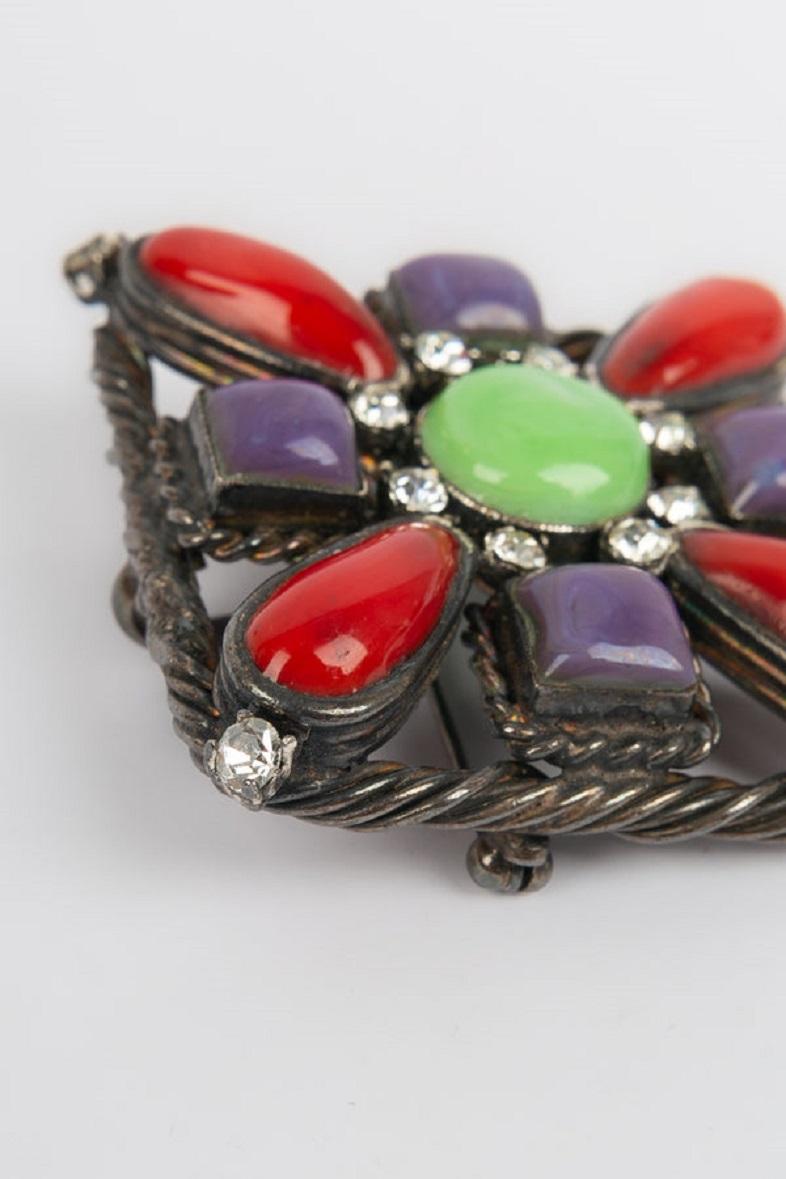 Broche colgante Chanel de metal plateado oscuro y pasta de vidrio multicolor, 1996 en venta 1