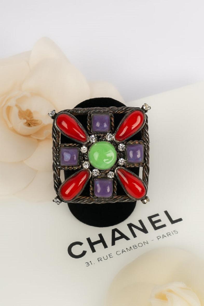 Chanel Pendant Brooch in Dark Silver Metal and Multicolored Glass Paste, 1996 For Sale 3