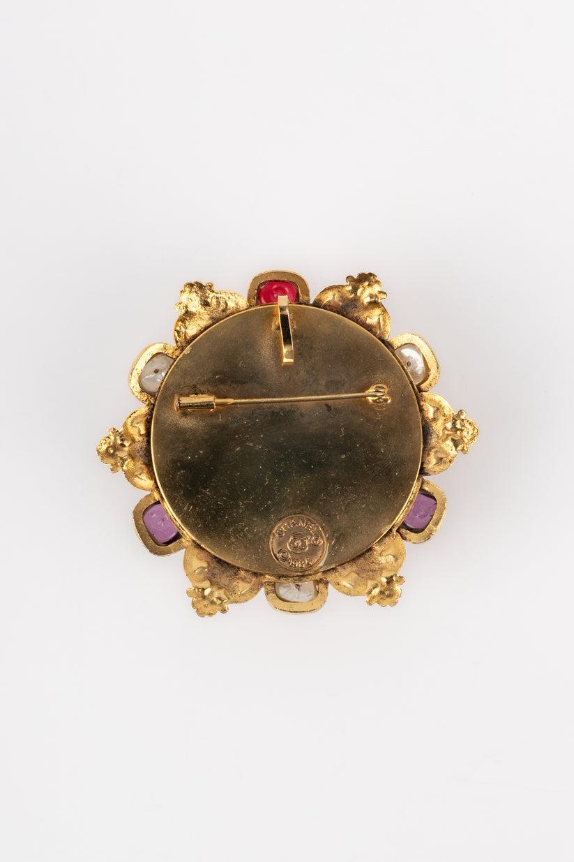Chanel - (Made in France) Golden metal pendant brooch with rhinestones and glass paste. 1984 Collection.

Additional information:
Condition: Very good condition
Dimensions: Height: 6 cm

Seller Reference: BRB26