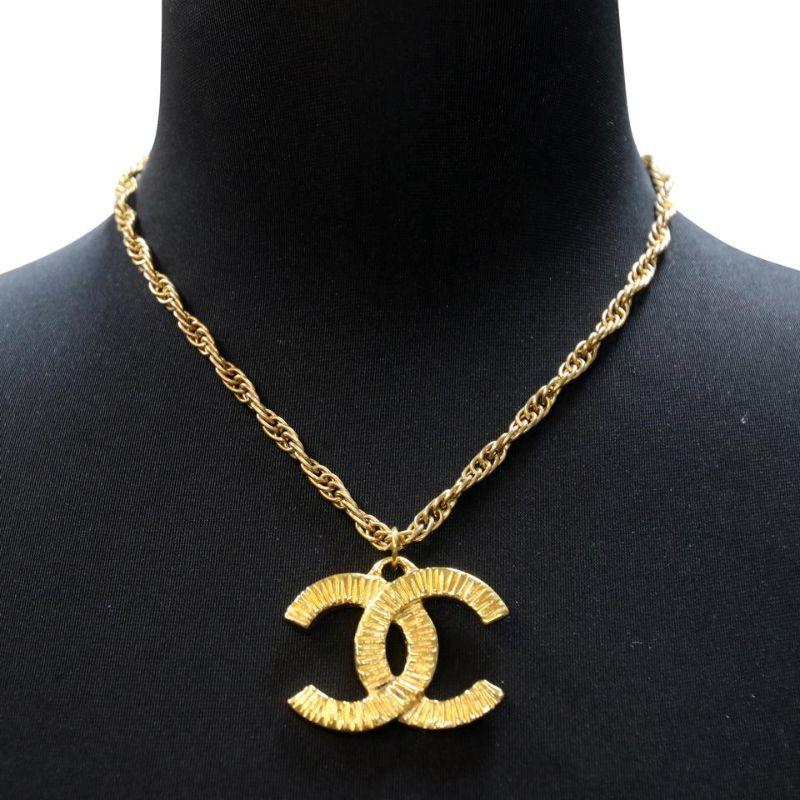 Chanel Pendant Charm CC Logo Chain18k Plated Necklace CC-0819N-0006

Here is another beautiful creation by the world-famous fashion house Chanel. Limited Edition Chanel 18K Gold Plated CC logo necklace is a true collectors' masterpiece find. This
