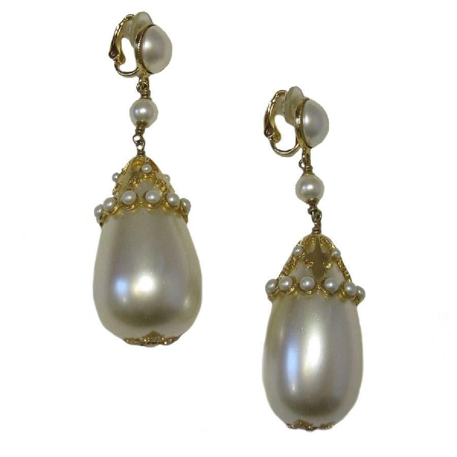 CHANEL Pendant Clip-on Earrings in Gilt Metal and Pearls In Good Condition In Paris, FR