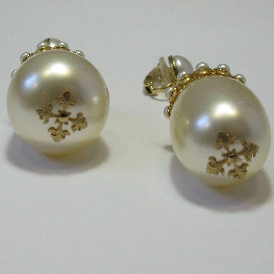 CHANEL Pendant Clip-on Earrings in Gilt Metal and Pearls 1