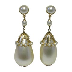 CHANEL Pendant Clip-on Earrings in Gilt Metal and Pearls