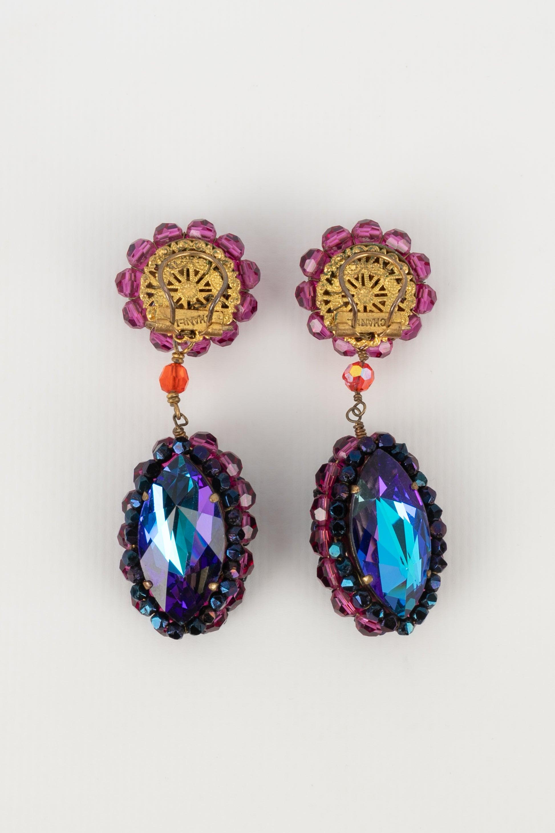 Chanel - Pendant earrings with a faceted rhinestone cabochon surrounded with glass pearls. Haute Couture jewelry from the Rousselet atelier, designed during the Coco era.

Additional information:
Condition: Very good condition
Dimensions: Height: 7