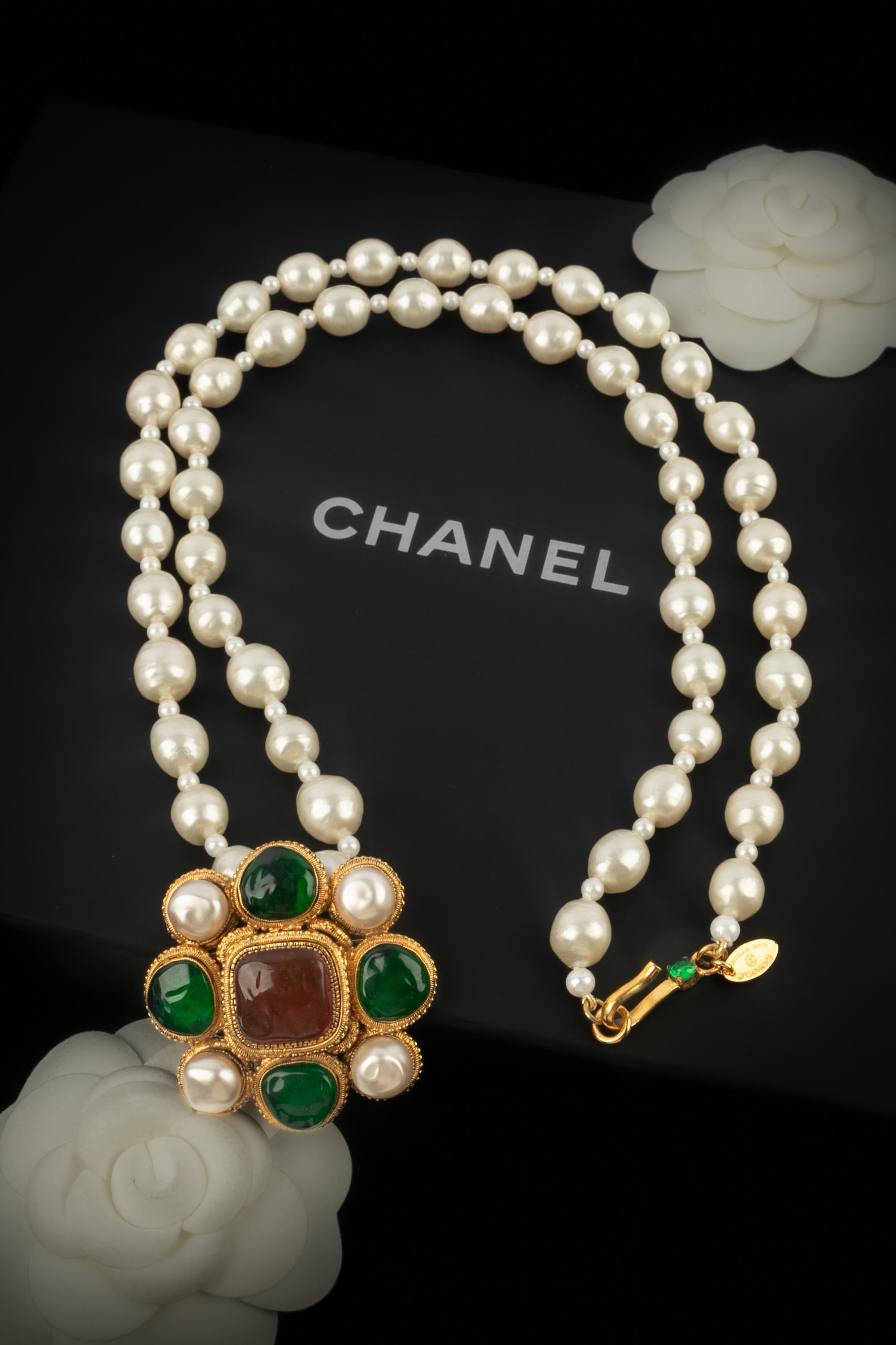 Chanel - (Made in France) Collana di perle in costume con medaglione in metallo dorato con pasta di vetro verde e rossa. Gioielli degli anni '80.

Condizioni:
Ottime condizioni

Dimensioni:
Lunghezza: 80 cm - Ciondolo: 5 cm x 5 cm

SKU:CB113