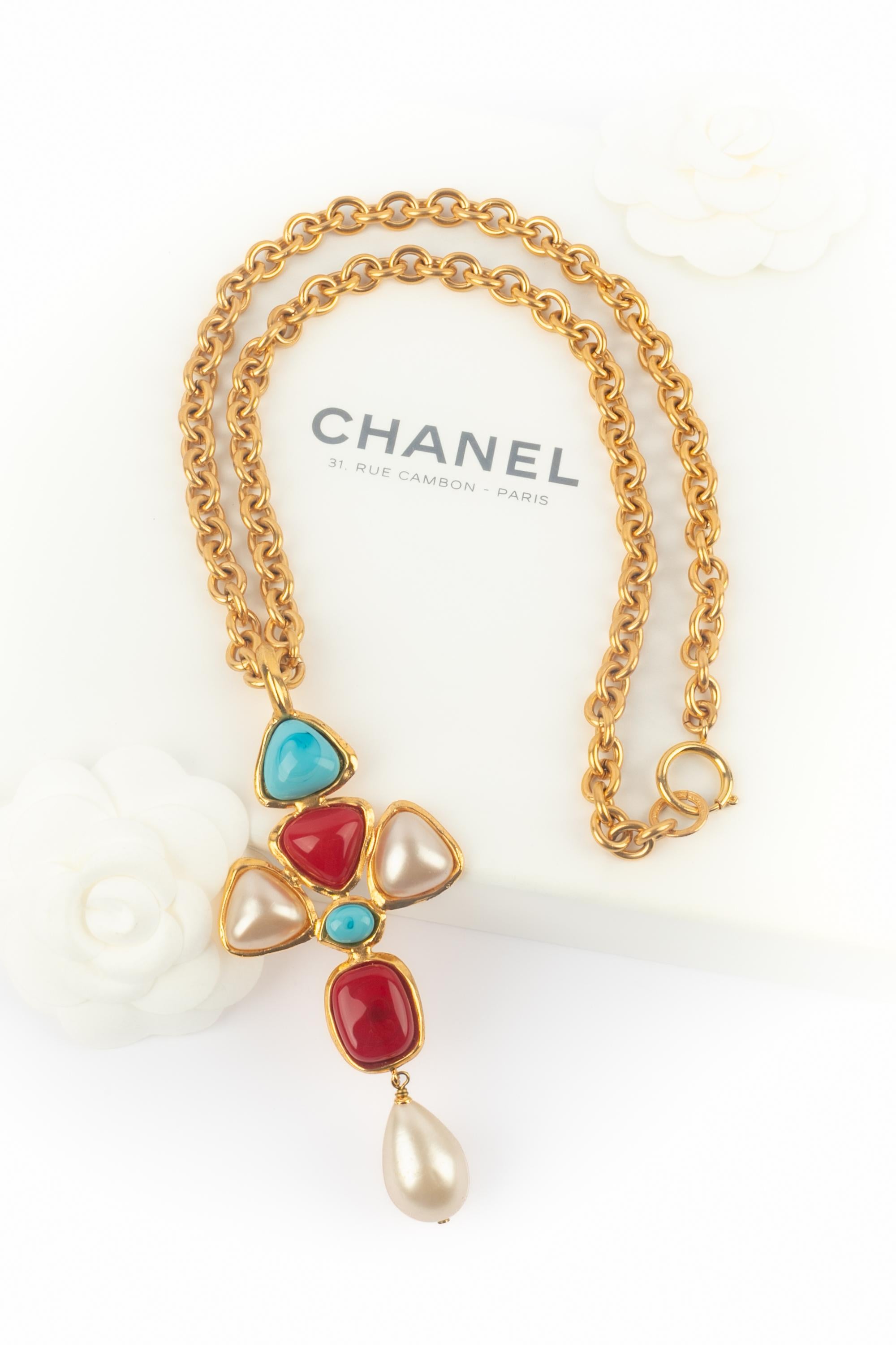 Chanel - (Made in France) Collana con ciondolo in metallo dorato con pasta di vetro e una goccia di perle. Collezione Autunno-Inverno 1993 sotto la direzione artistica di Karl Largerfeld.

Condizioni:
Ottime condizioni

Dimensioni:
Lunghezza: 70 cm