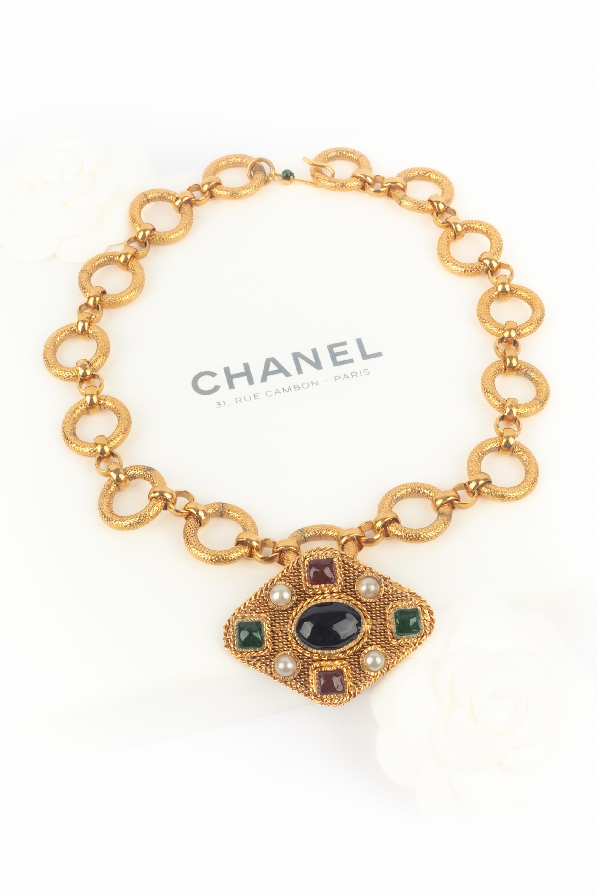 Chanel - (Made in France) Collana composta da una catena di ottima fattura e da un ciondolo con cabochon in pasta di vetro e perla di costume. Collezione Autunno-Inverno 1994 sotto la direzione artistica di Karl Lagerfeld.

Condizioni:
Ottime