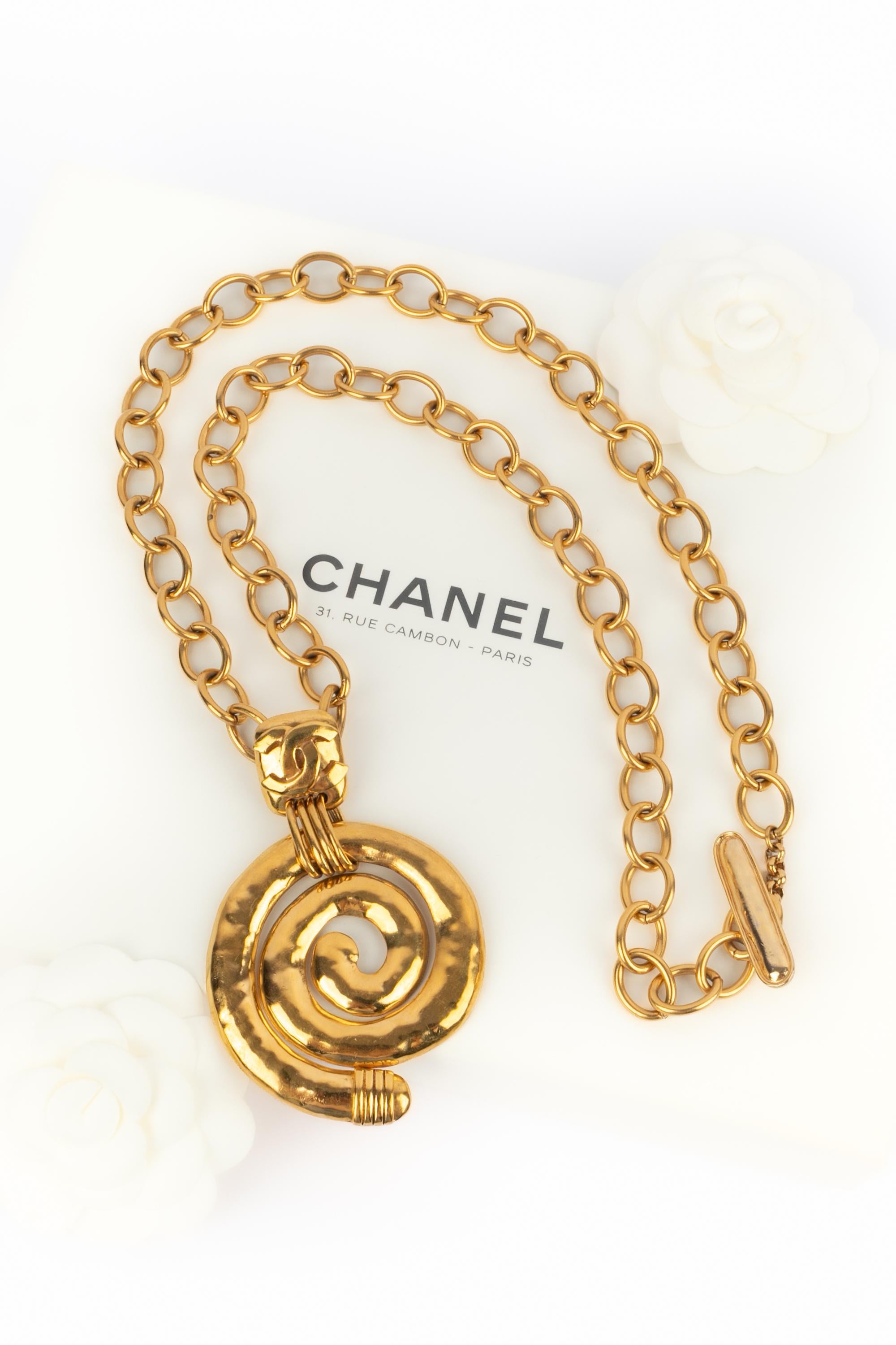 Chanel - (Made in France) Collana con ciondolo in metallo dorato. Collezione Autunno-Inverno 1995 sotto la direzione artistica di Karl Lagerfeld.

Condizioni:
Ottime condizioni

Dimensioni:
Lunghezza: 80 cm - Ciondolo: 6 cm

SKU:CB13