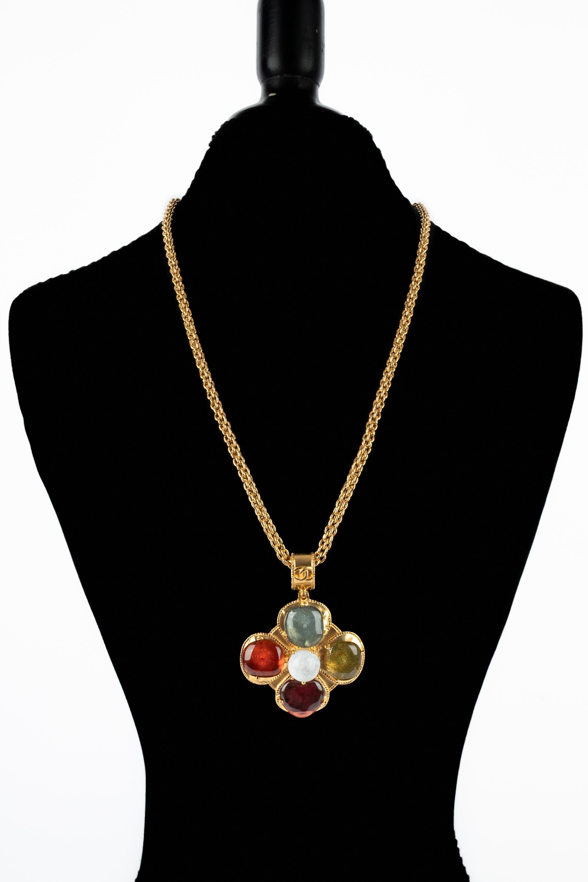 CHANEL - (Fabriqué en France) Collier pendentif en métal doré avec pâte de verre colorée. Collectional automne-hiver 1997 sous la direction artistique de Karl Lagerfeld.

Condit :
Très bon état.

Dimensions :
Longueur : 70 cm

SKU:CB178