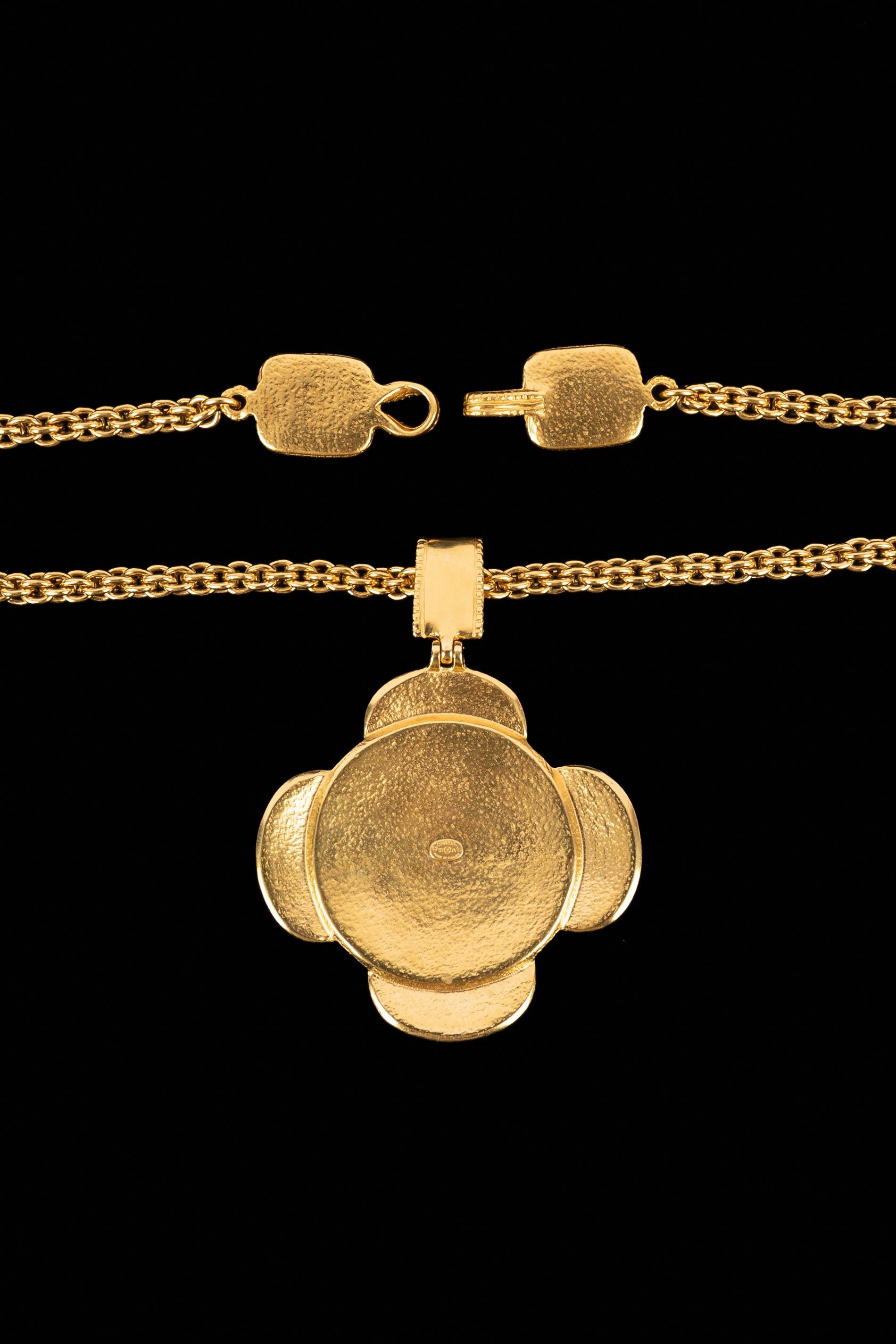 Collier à pendentif Chanel, 1997 en vente 2